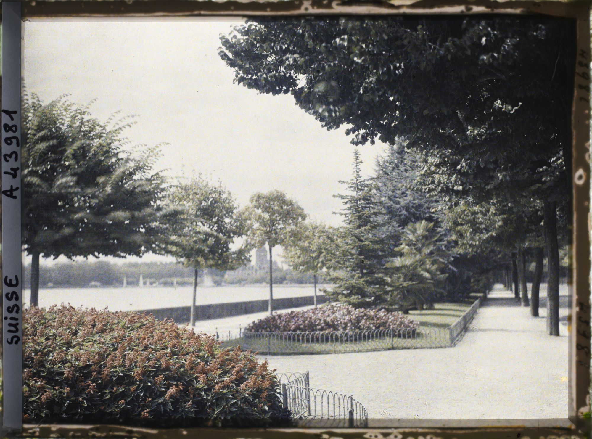 Image représentant Le château d'Ouchy et le Léman vus du quai de Belgique