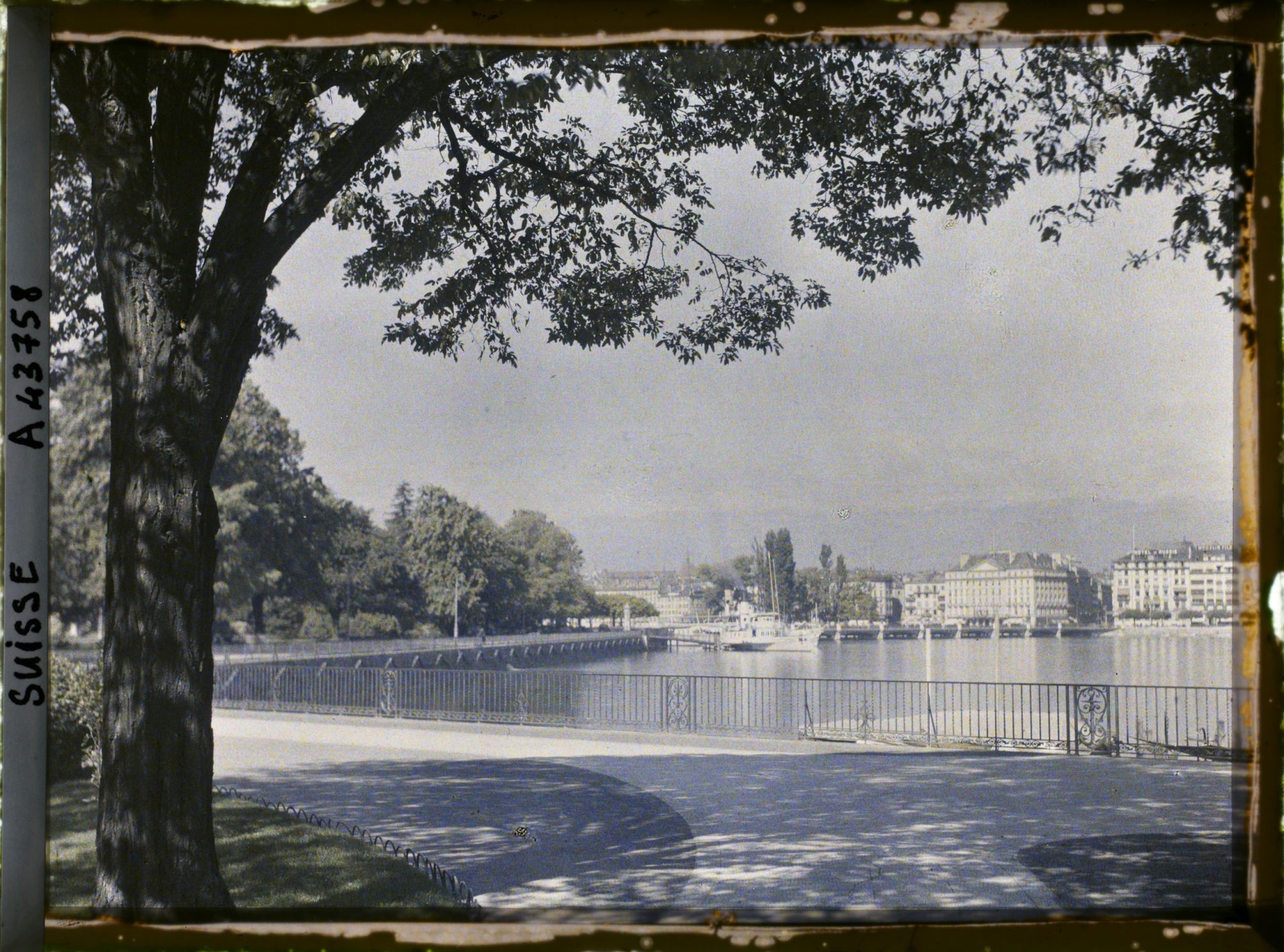 Image représentant La rade, le pont du Mont-Blanc, le Léman vus du quai Gustave-Ador