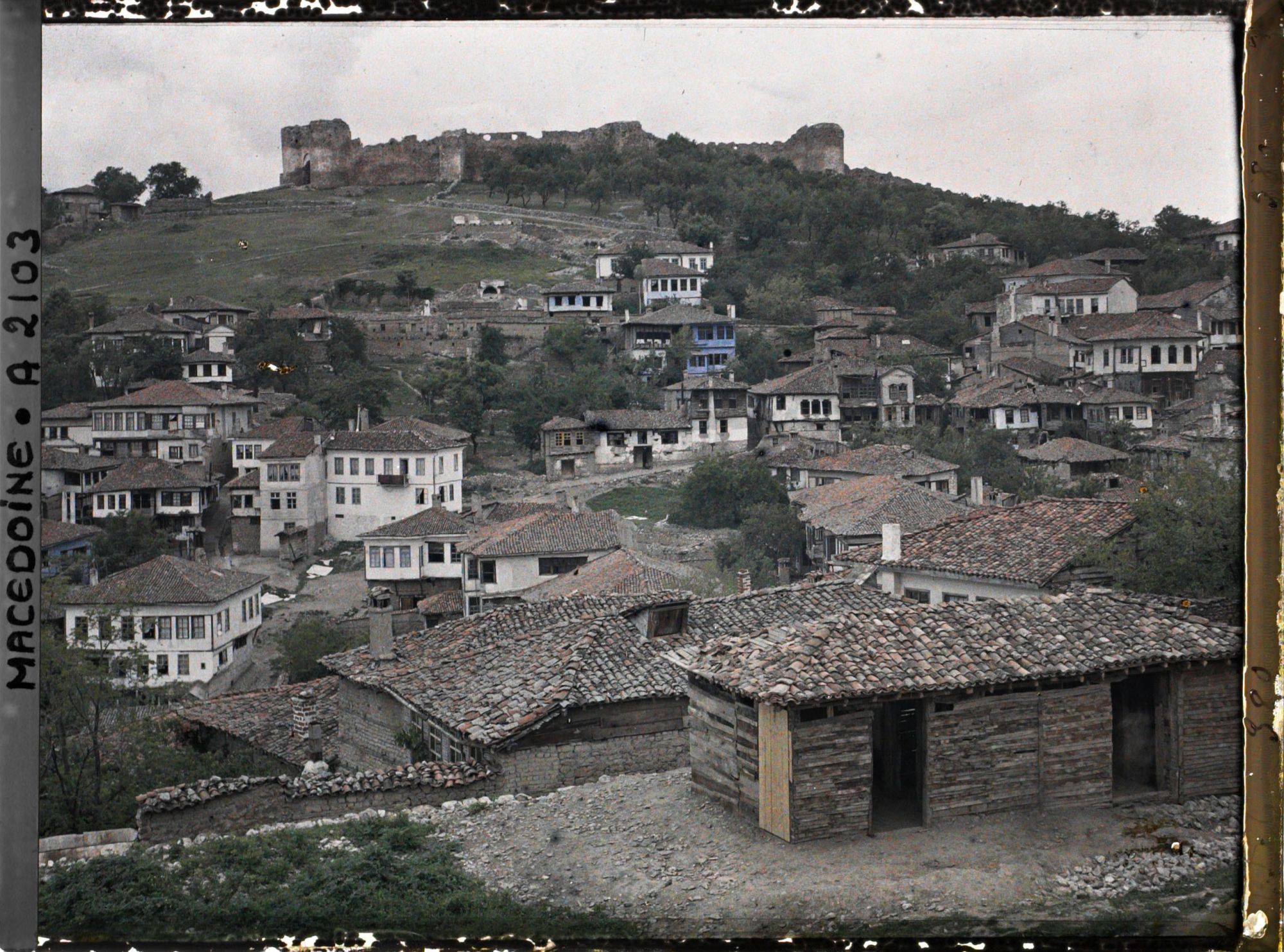 Image représentant Le même point vers la droite avec l'ancienne forteresse en haut
