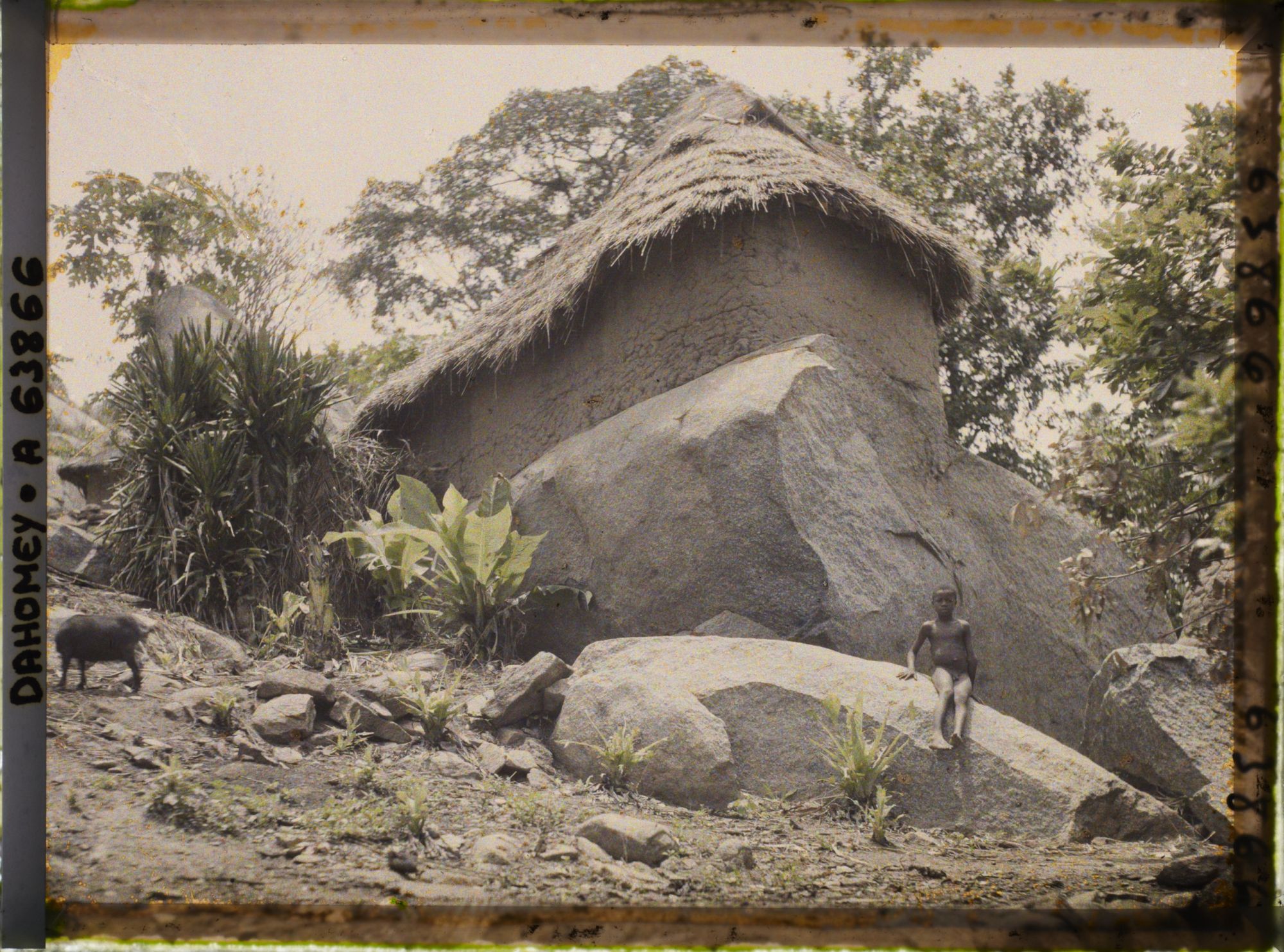 Image représentant Habitation construite sur un rocher dans la montagne, village d'Amakpa (?)