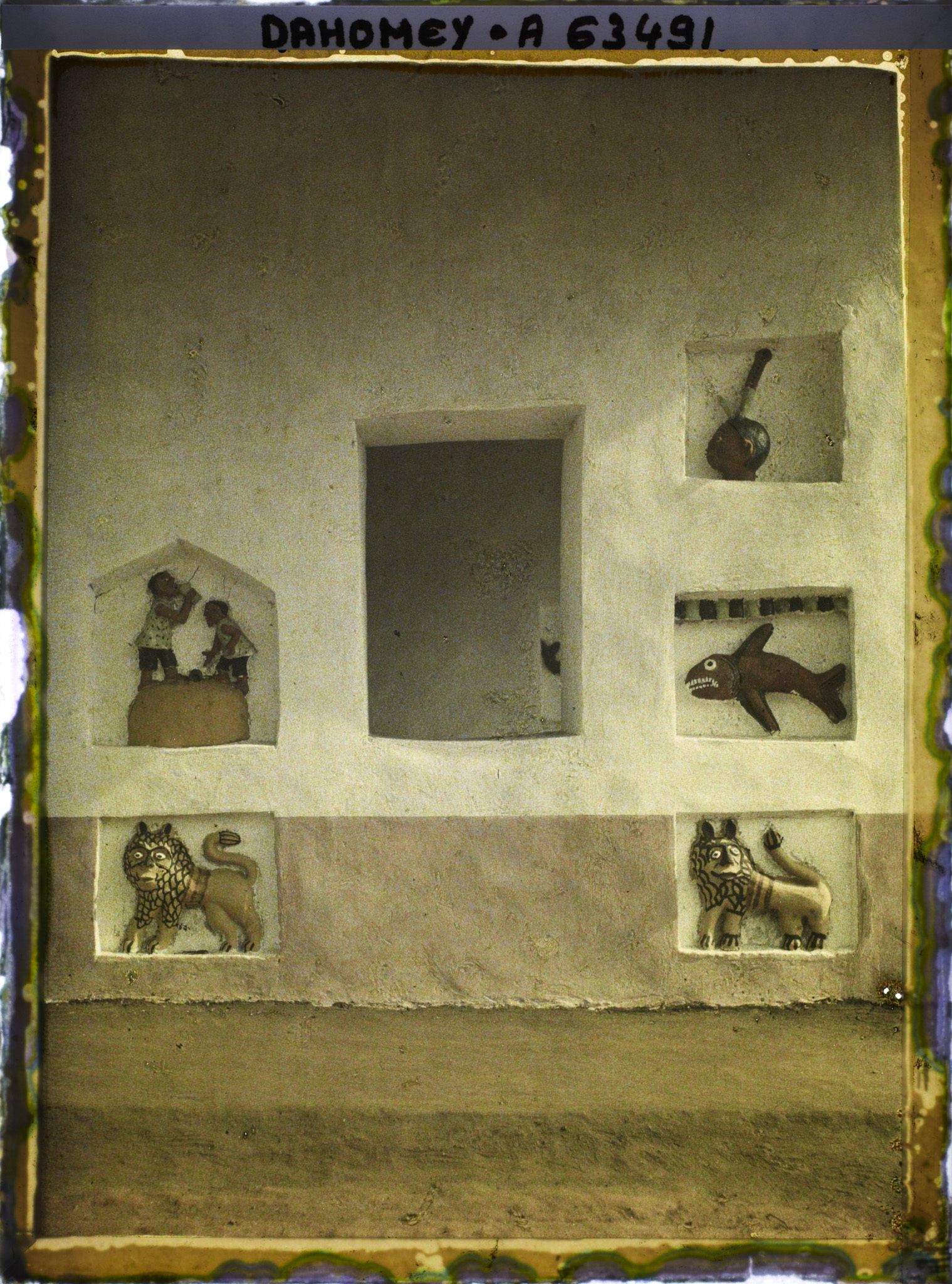 Image représentant Décor en relief sur un bâtiment de réception (Ajalala) de la deuxième cour du palais de  null Glélé