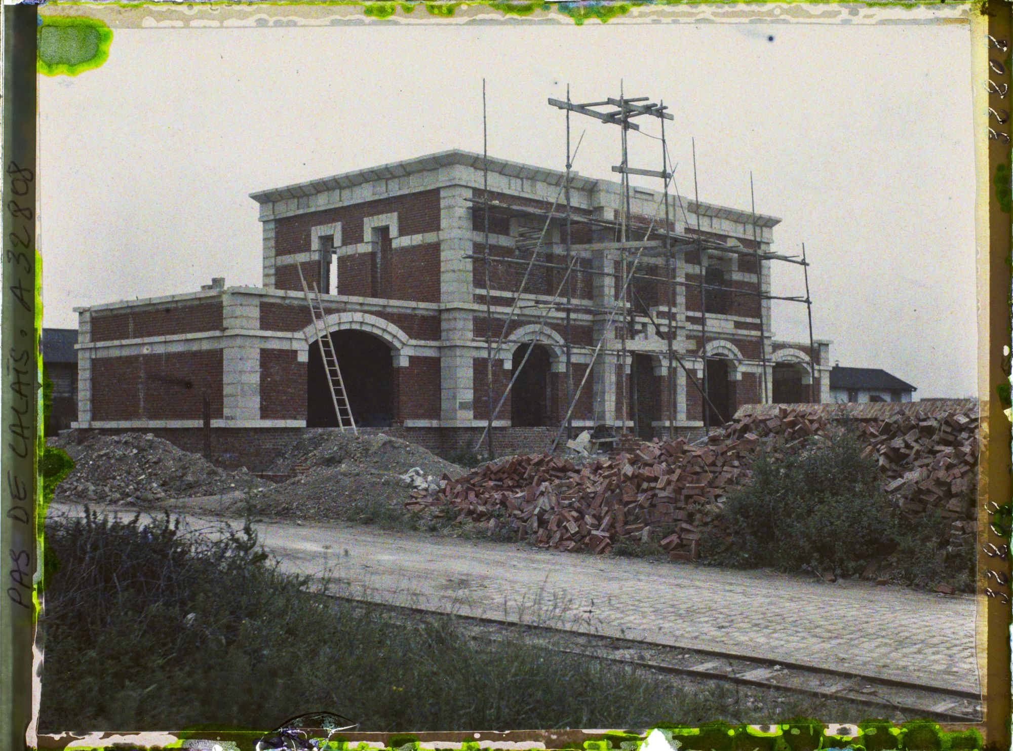 Image représentant France, Neuville St Waast, Grande maison en reconstruction