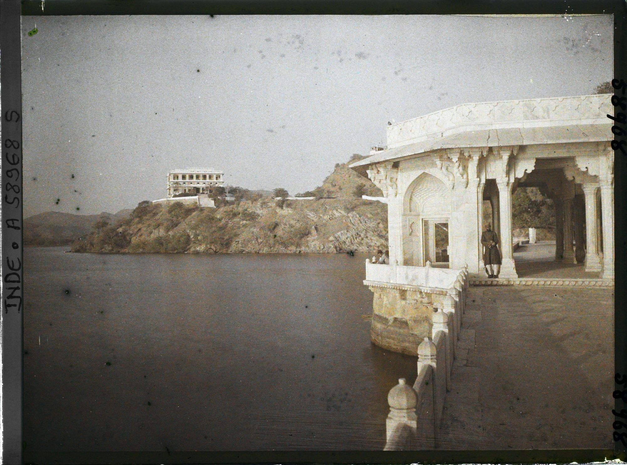 Image représentant Un des pavillons de marbre sur les rives du lac Anasagar