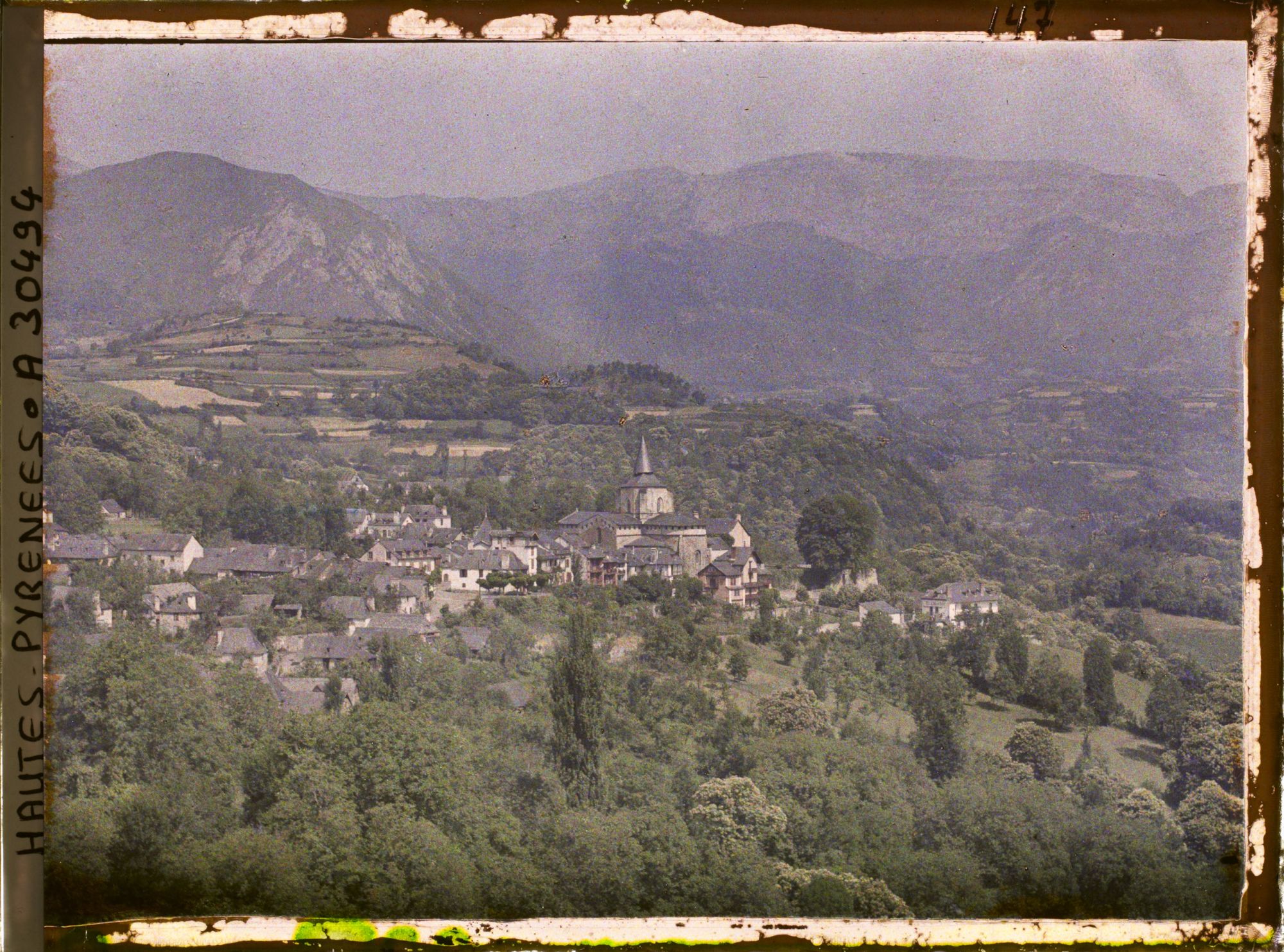Image représentant France, St Savin, St Savin, vue d'ensemble
