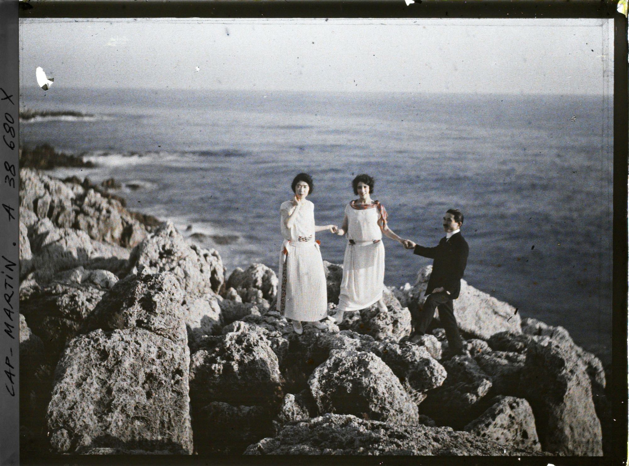 Image représentant La princesse Kitashirakawa, son accompagnatrice Elisabeth Sauvy et Mr Mitobe, chambellan du prince Kitashirakawa, invités par Albert Kahn, au bord de la mer