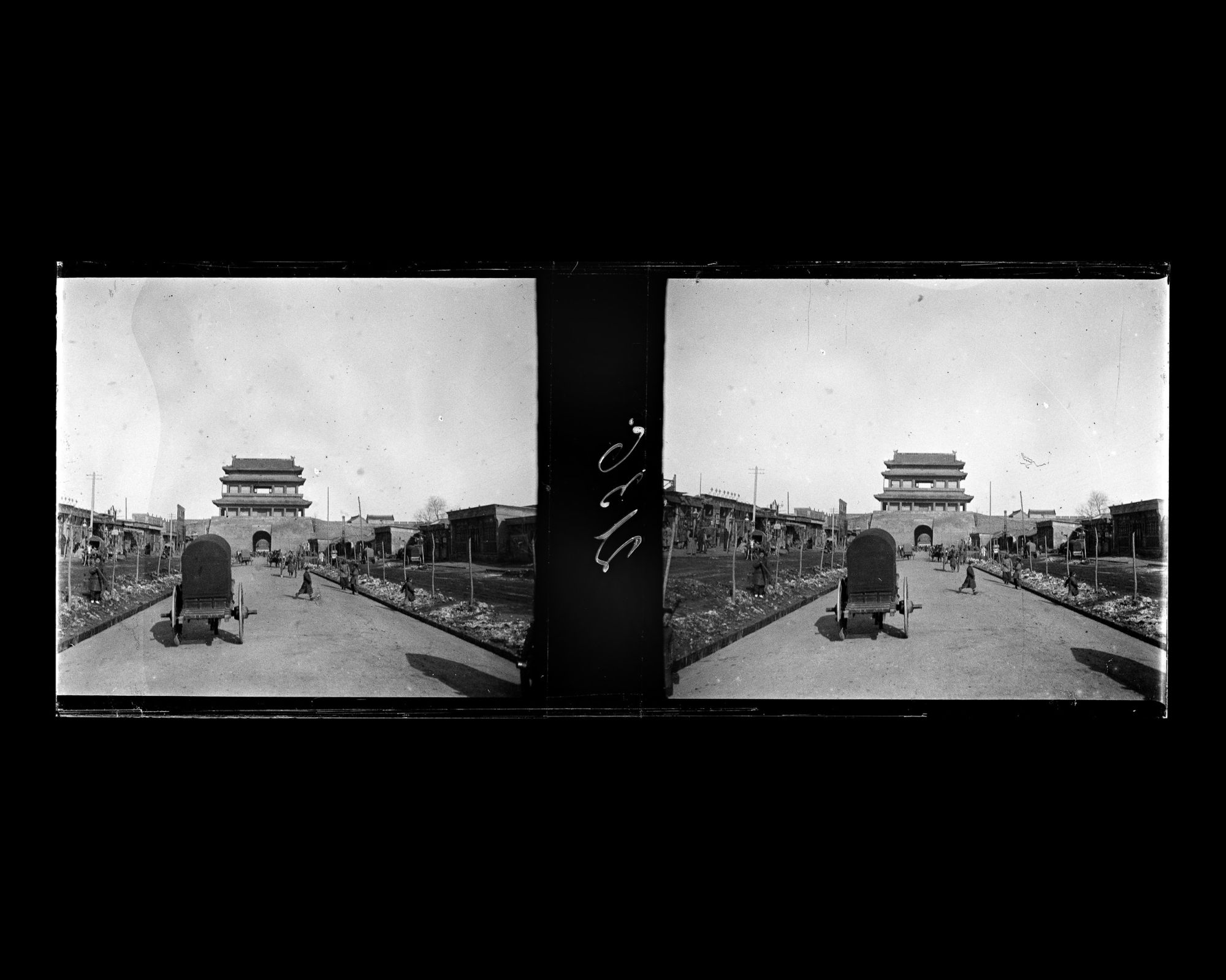 Image représentant Andingmen dajie ("avenue de la Porte de la Stabilité Sereine") avec Andimen ("porte de la Stabilité Sereine"), à l'arrière plan