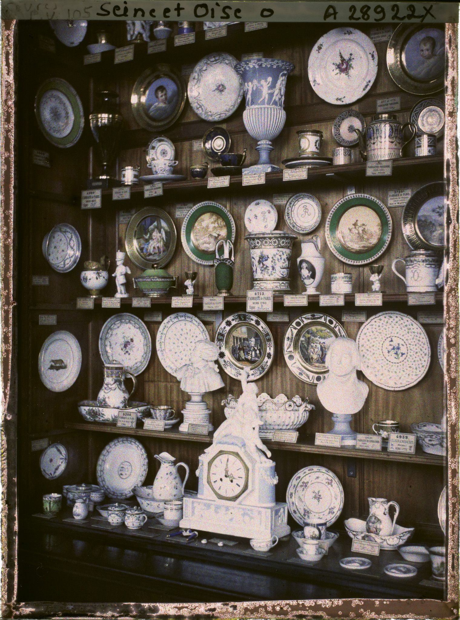 Image représentant Virtine des collections de porcelaine de Paris et d'île-de-France du musée de Sèvres