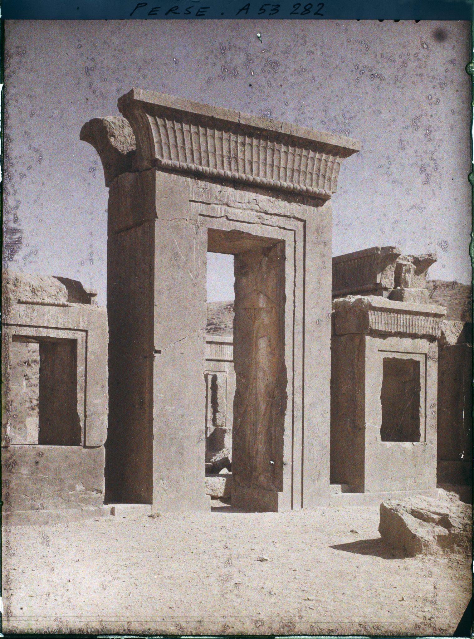 Image représentant Une des portes du Tatchara (palais de Darius 1er)