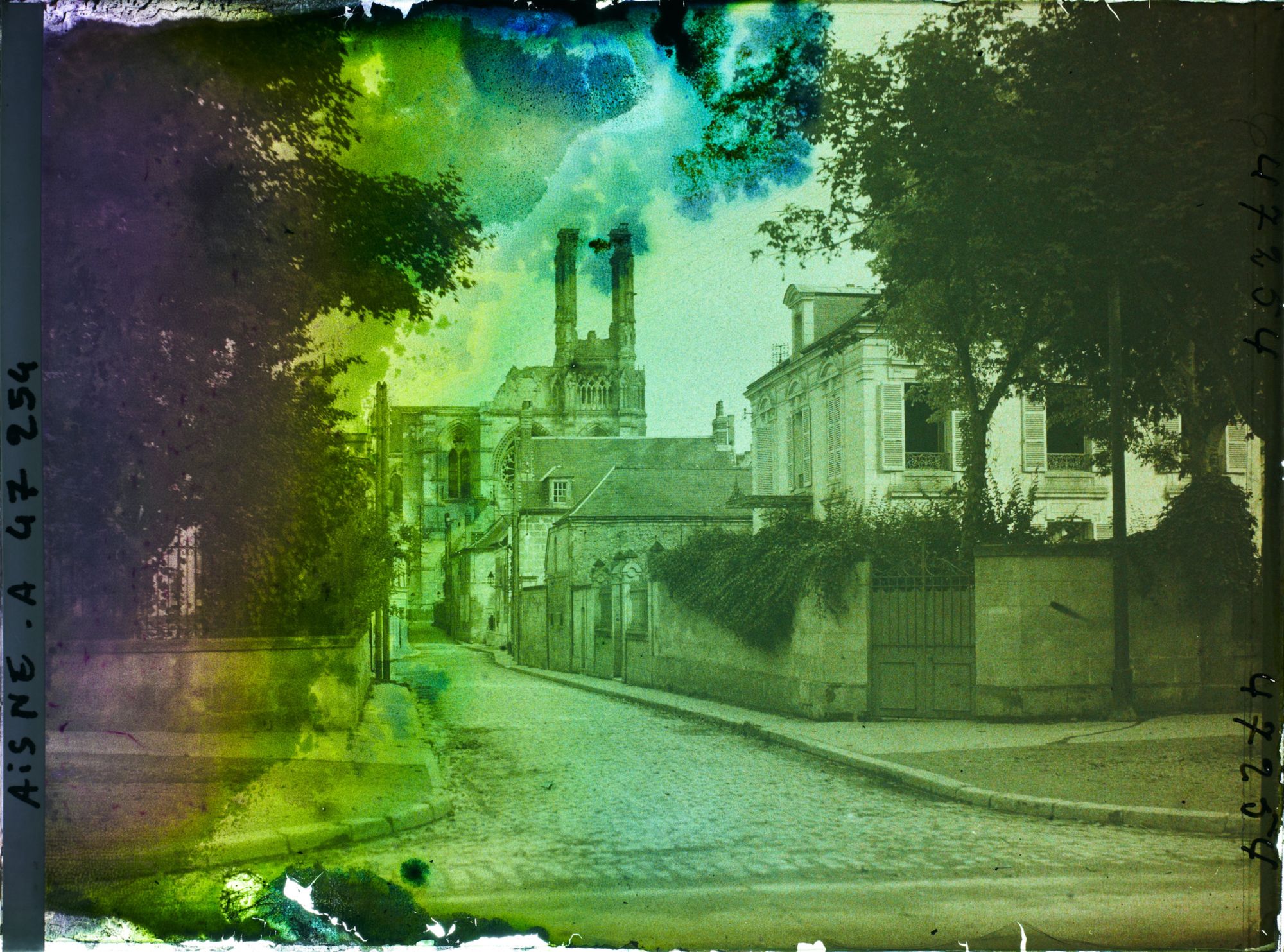 Image représentant France, Soissons, Rue de l'Echelle du Temple et Cathédrale