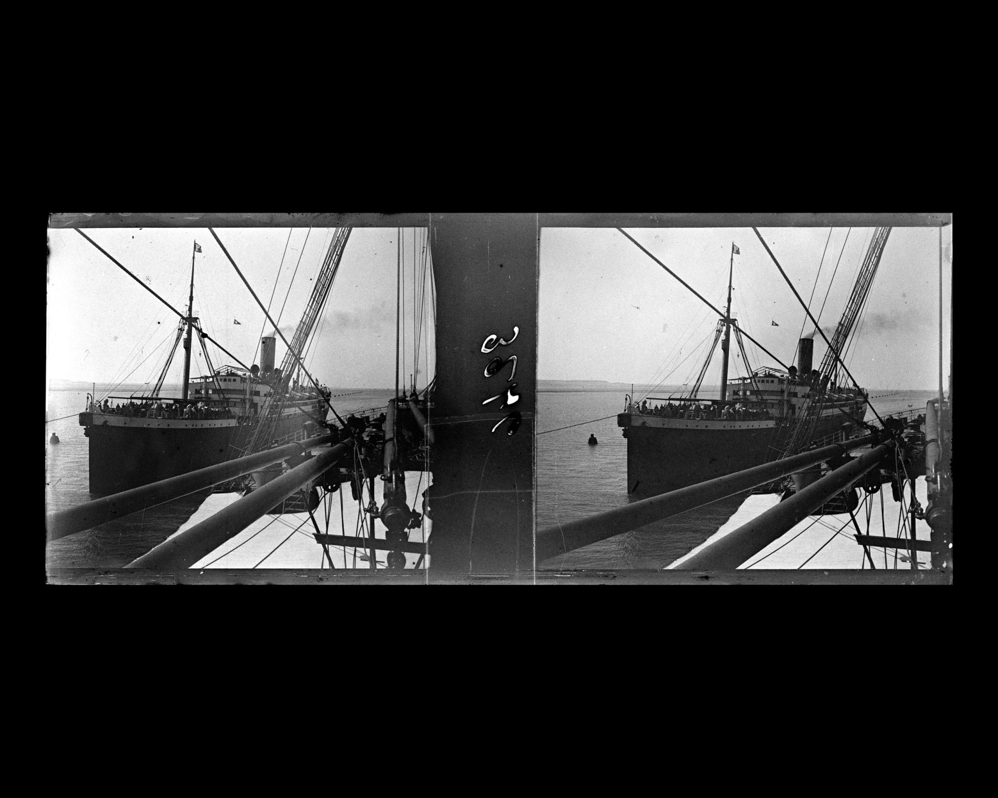 Image représentant Le Lützow croise un paquebot sur le canal de Suez