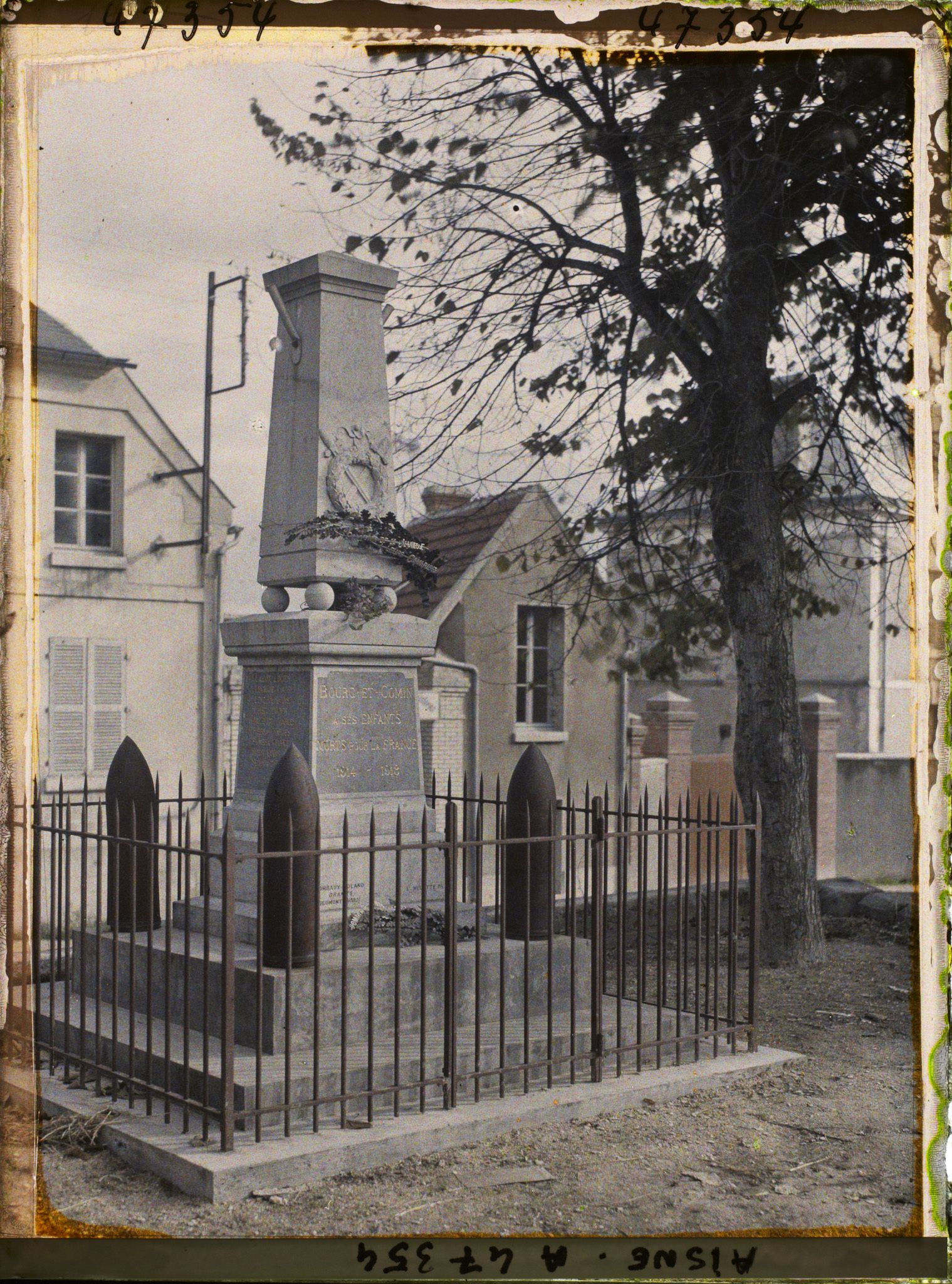 Image représentant France, Bourg et Comin, Monumt aux Morts