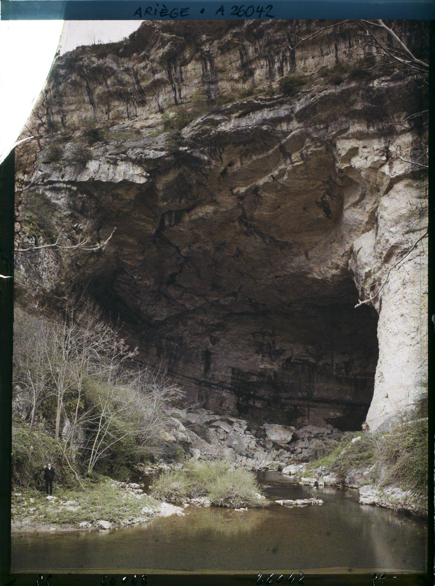 Image représentant Le Mas-d'Azil avec les éboulis de la rive gauche