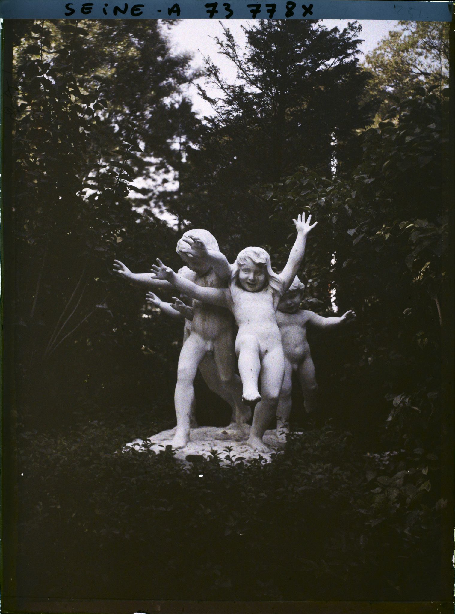 Image représentant L'Exposition des arts décoratifs, L'Eveil du Printemps ou Groupe d'enfants dansant, Cours-la-Reine