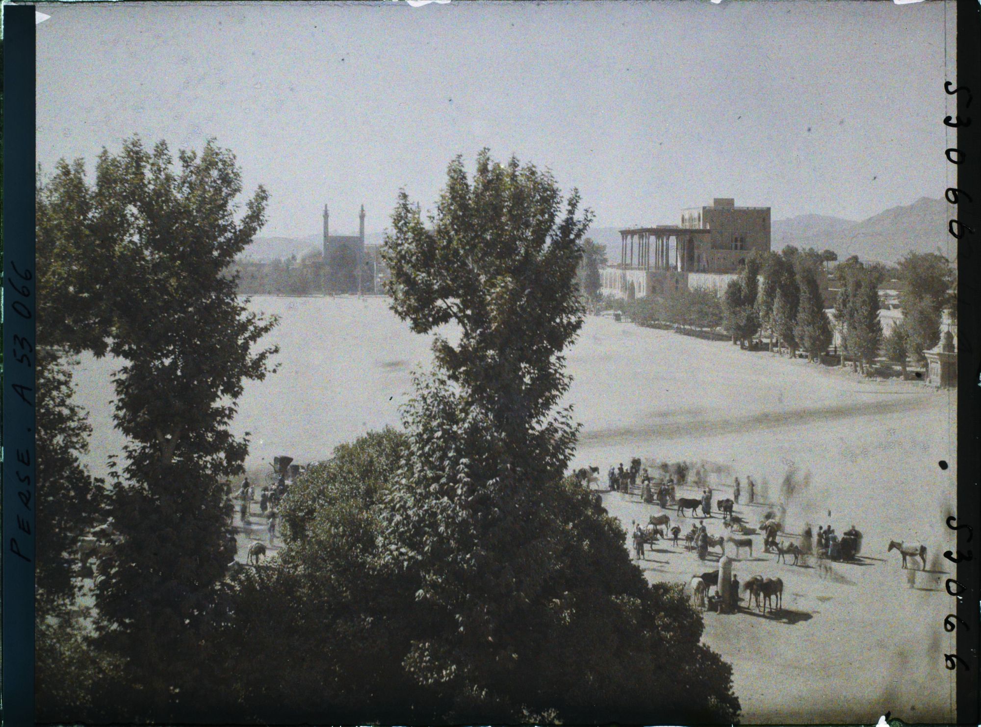 Image représentant La place Naghsh-e Jahan ou Meydan-i-Chah (place Royale), vers la mosquée du Chah au sud et le palais d'Ali Qapu à l'ouest
