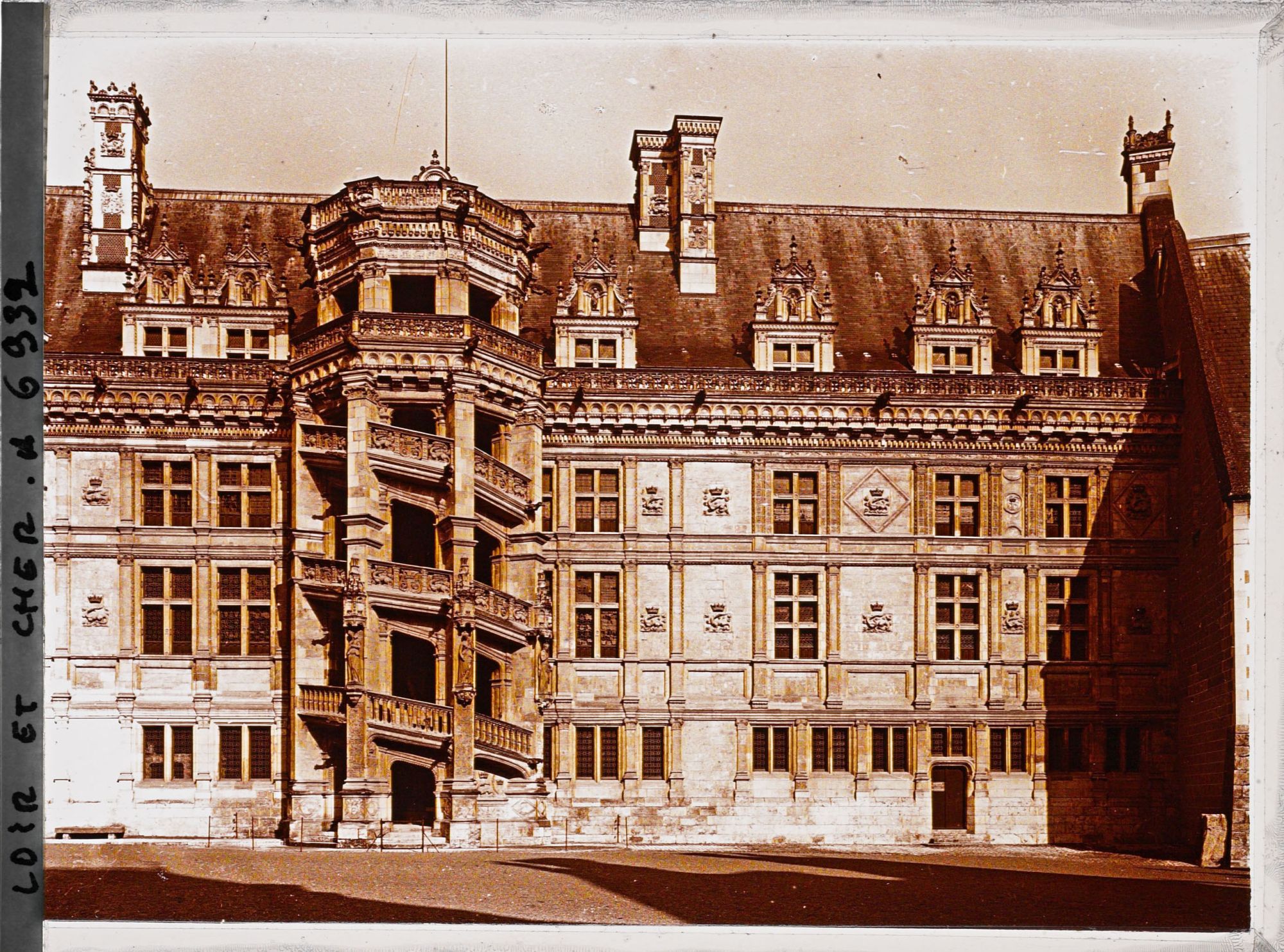 Image représentant L'escalier monumental de la cour intérieure du château