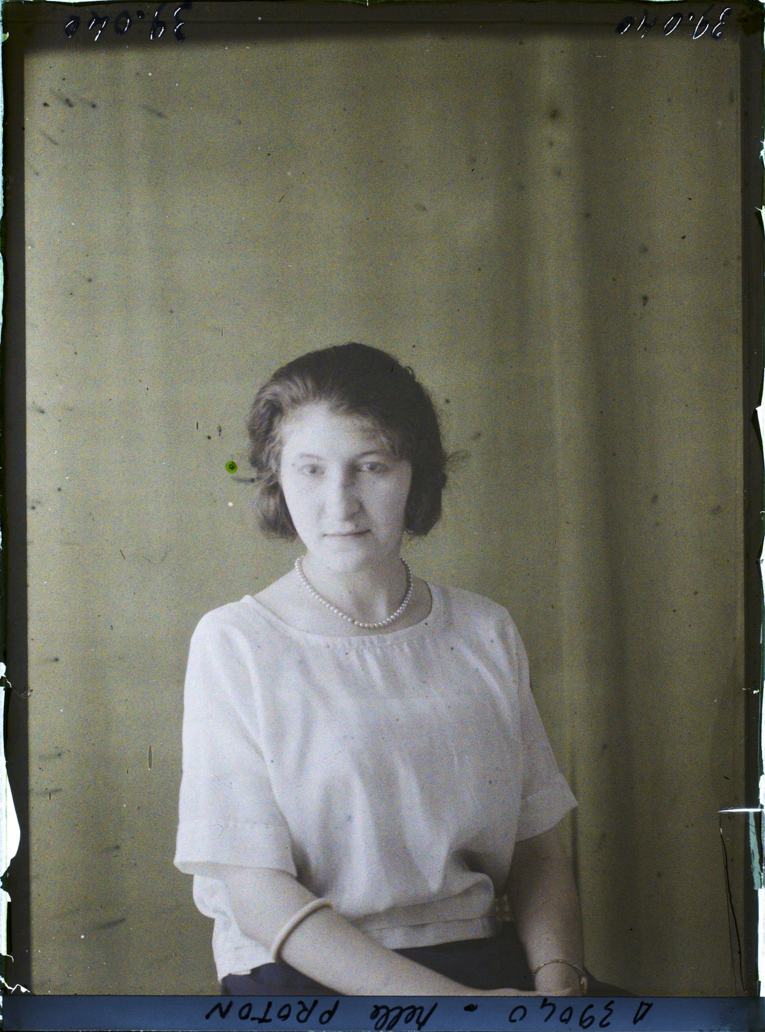 Image représentant https://musee-albert-kahn.s-museum.fr/home/NWQ2OTAwYzNmYjZlZTk1ZWQwODJmMjY4L2dlbmVyaWMtbm90aWNlLXRhYi9hdXRob3JpdHkvNjE3YTc5ZjVjZjhiODk2OGIzMzM3ZDIx/5d6900c3fb6ee95ed082f268/generic-notice-tab/authority/617a79ebcf8b8968b333763a Mademoiselle Proton