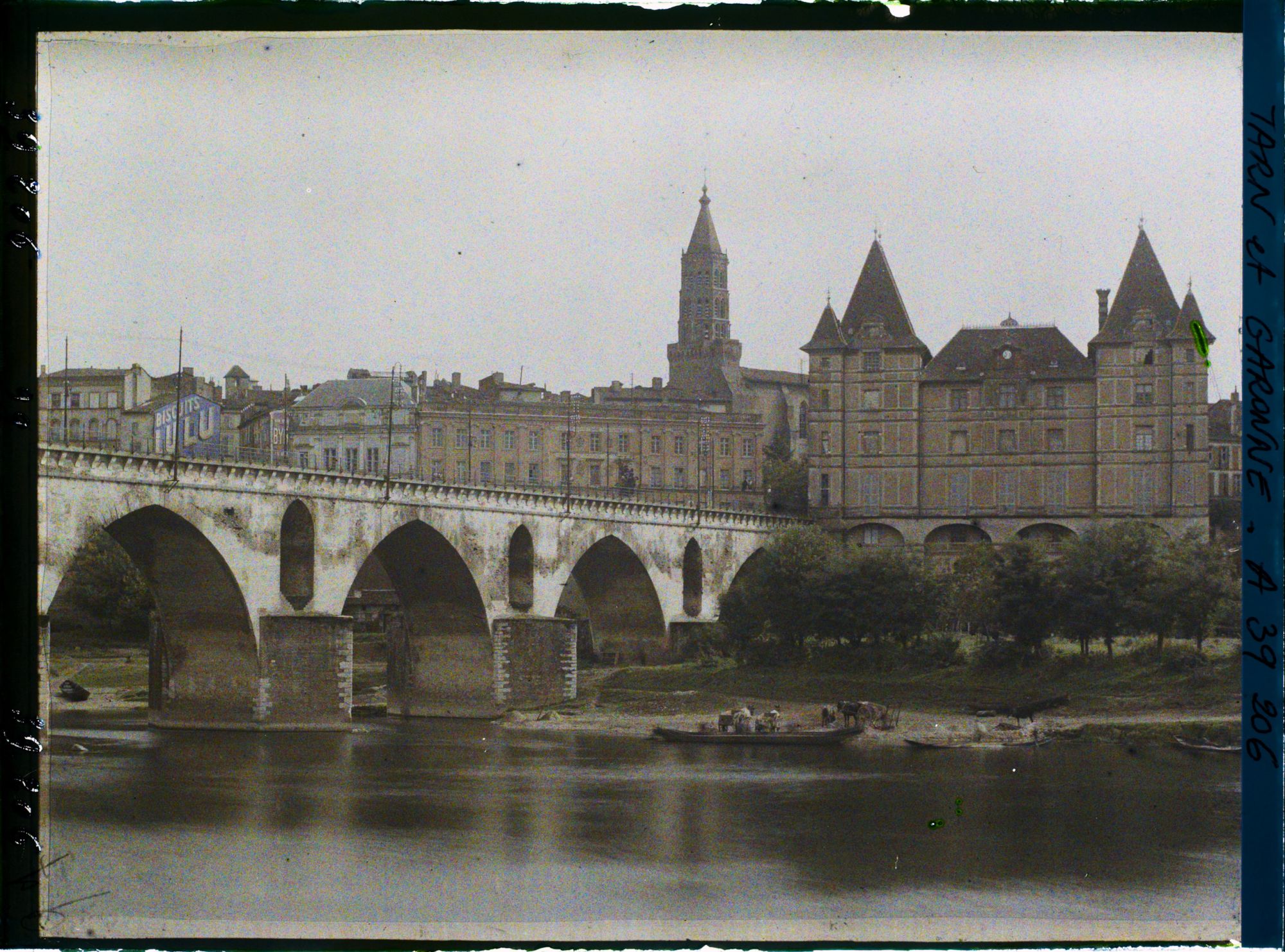 Image représentant Le pont Vieux, le musée Ingres et au fond l'église Saint-Jacques