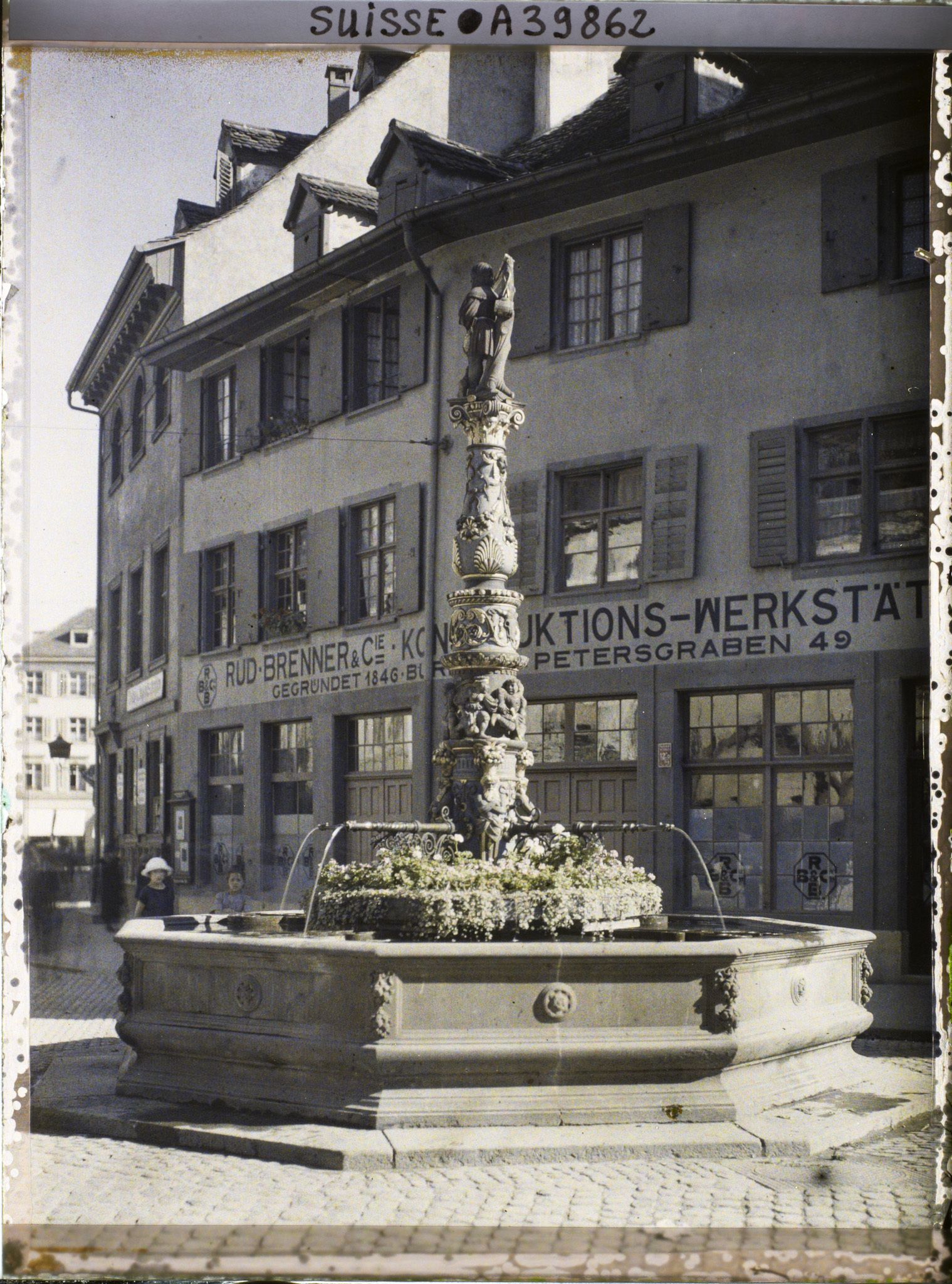 Image représentant La fontaine Holbein aux abords de la Spalentor (porte Saint-Paul)