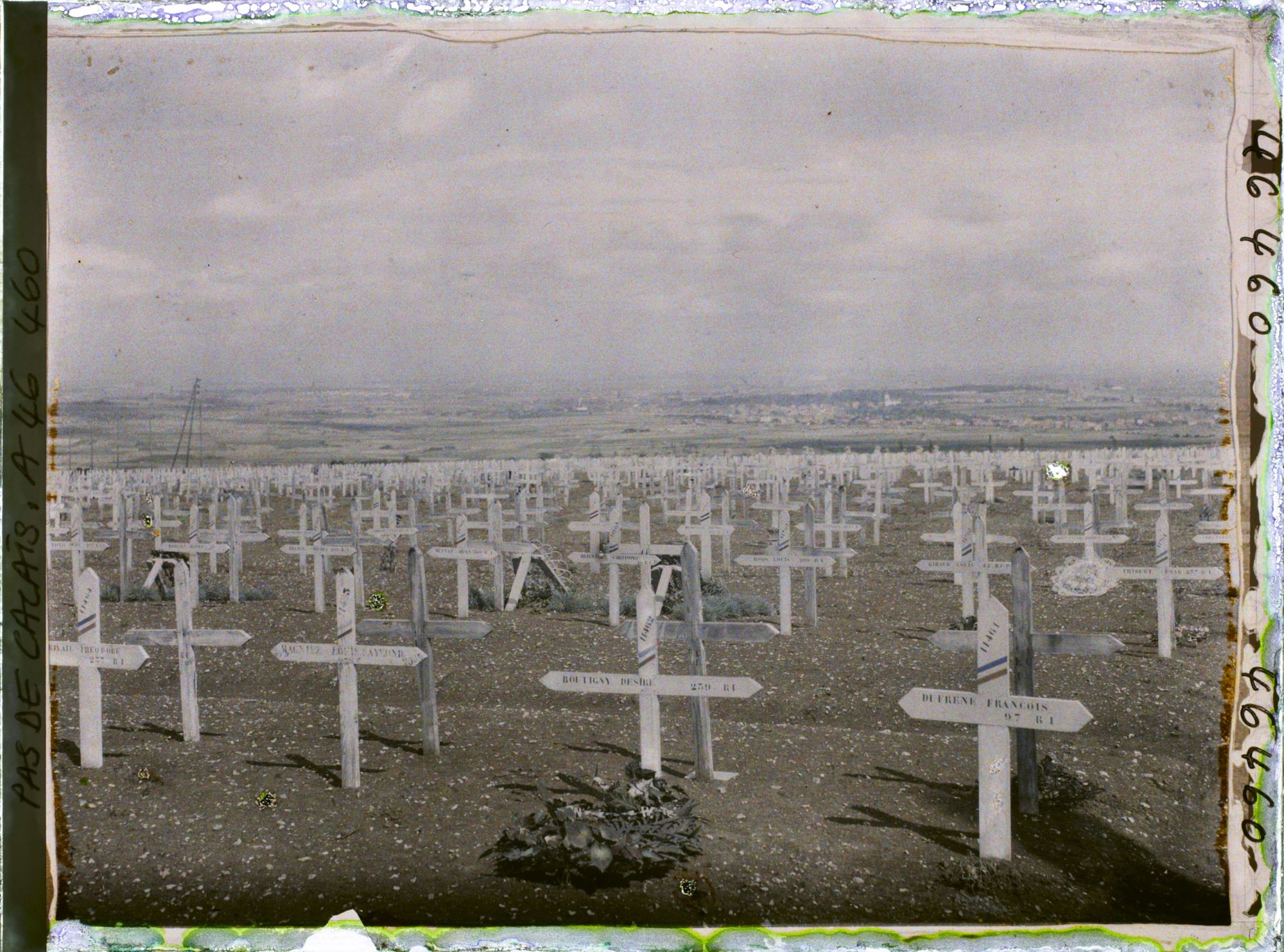 Image représentant France, Ne De de Lorette, Un coin du Cimetière, dans le fond - la plaine de Lens