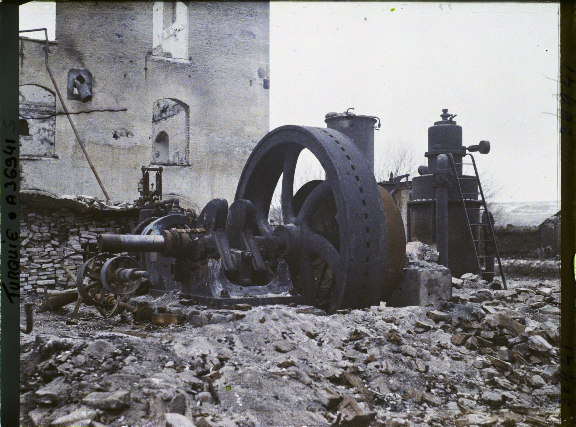 Image représentant Les machines motrices dans le moulin
