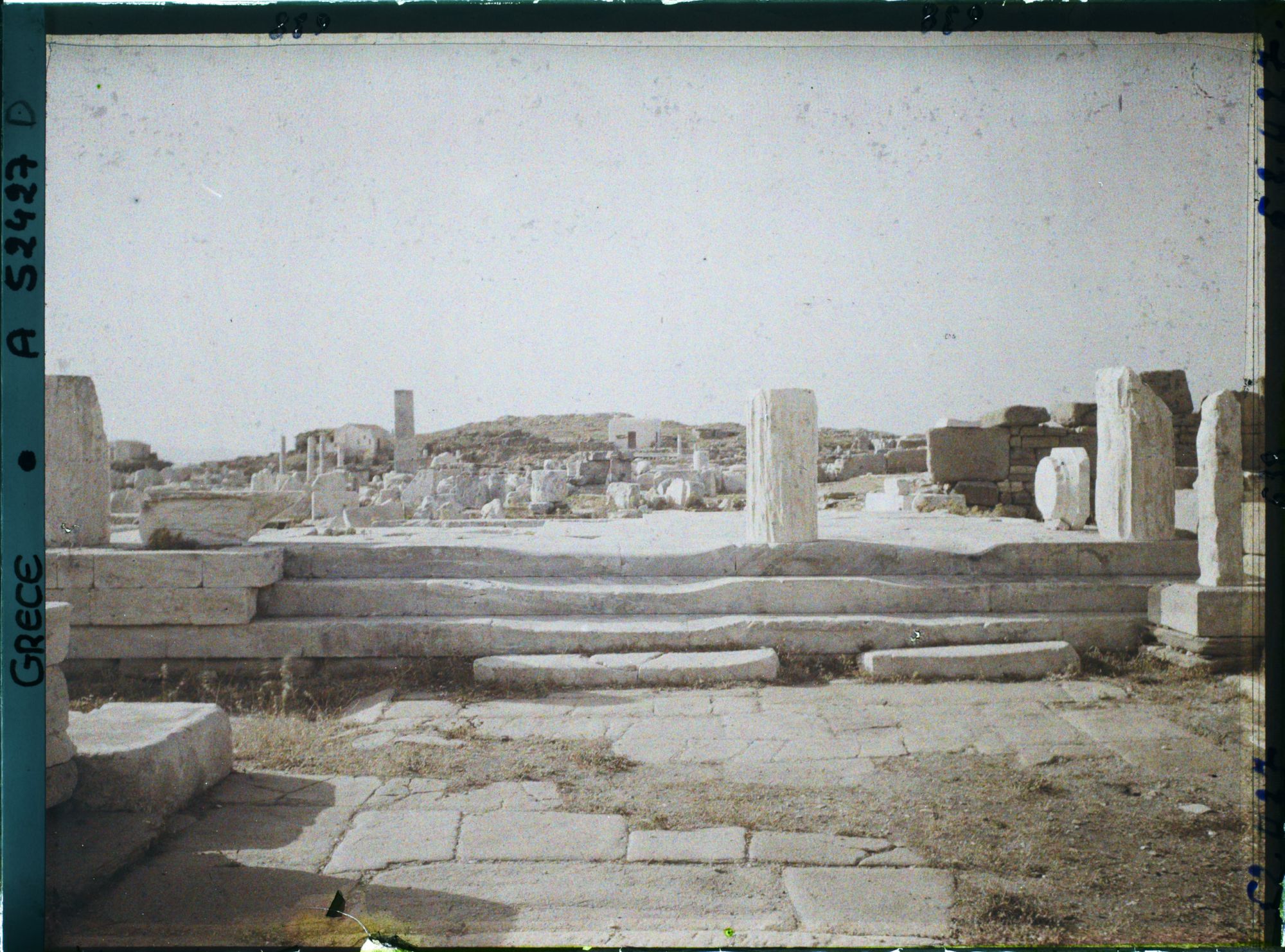 Image représentant Les Propylées vus de l'avenue des Processions