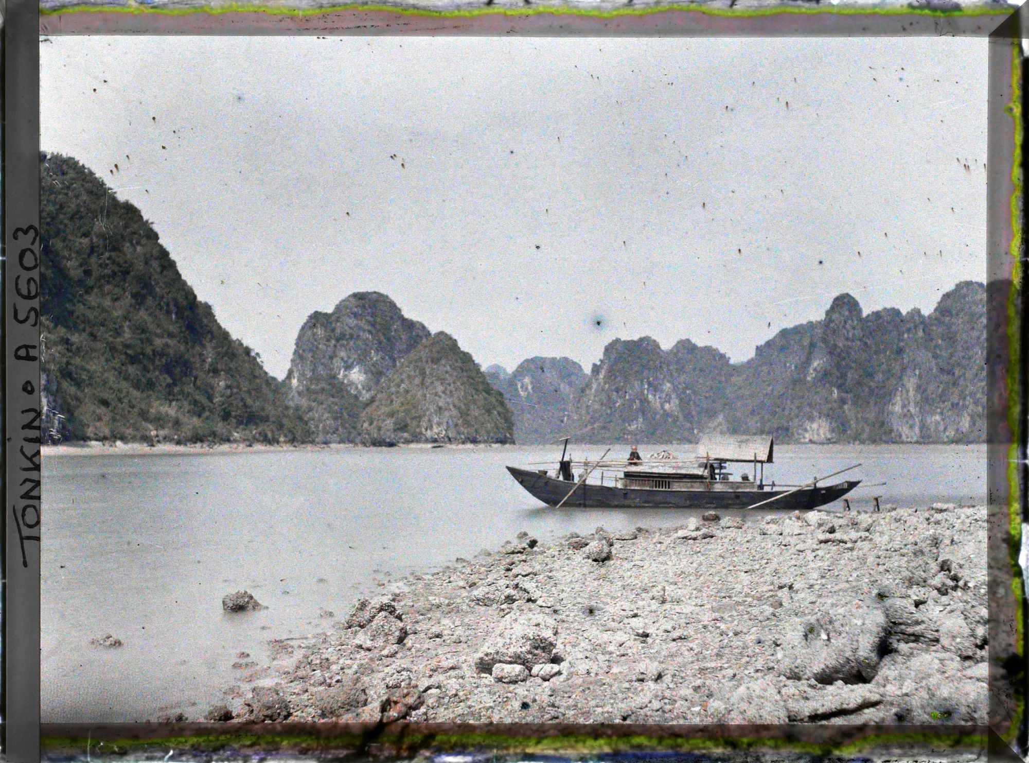 Image représentant Un sampan près de l'entrée du Tunnel de Cam-pha (dit " Tunnel de la Douane ")