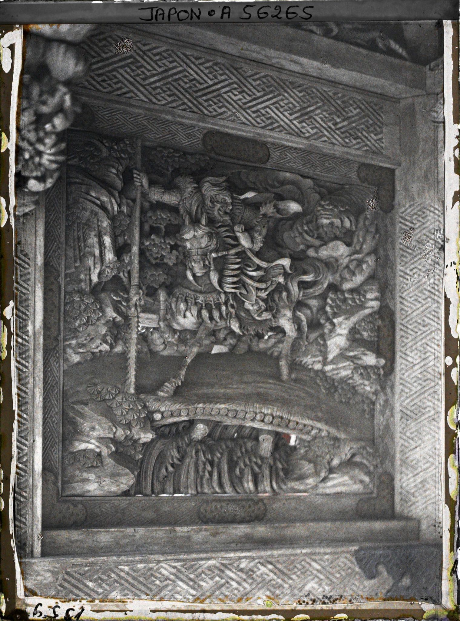 Image représentant Haruna-jinja (sanctuaire de Haruna) : panneau de porte sculpté