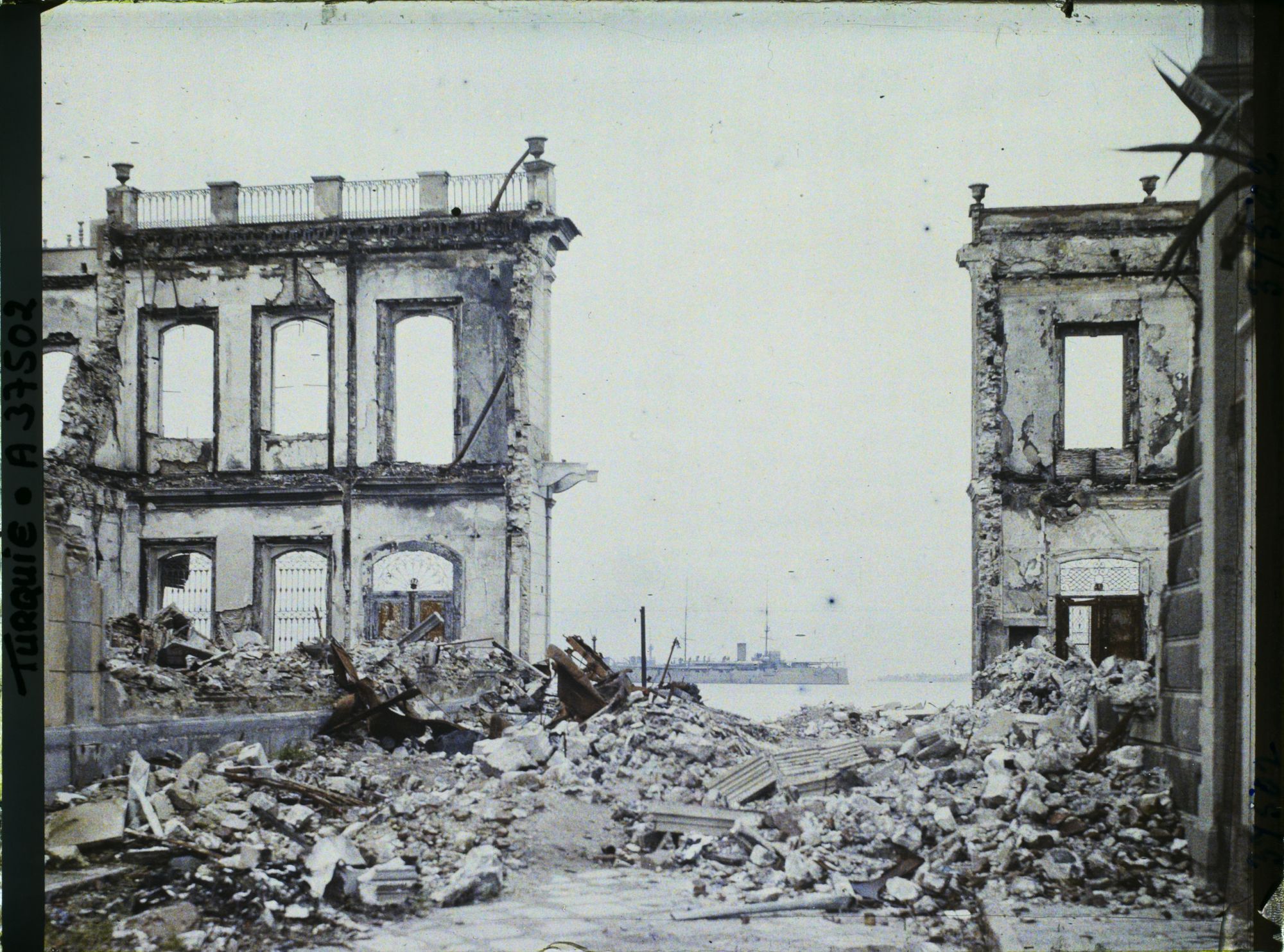 Image représentant Turquie, Smyrne, Ruines de la rue de l'Alhambra vues vers le port