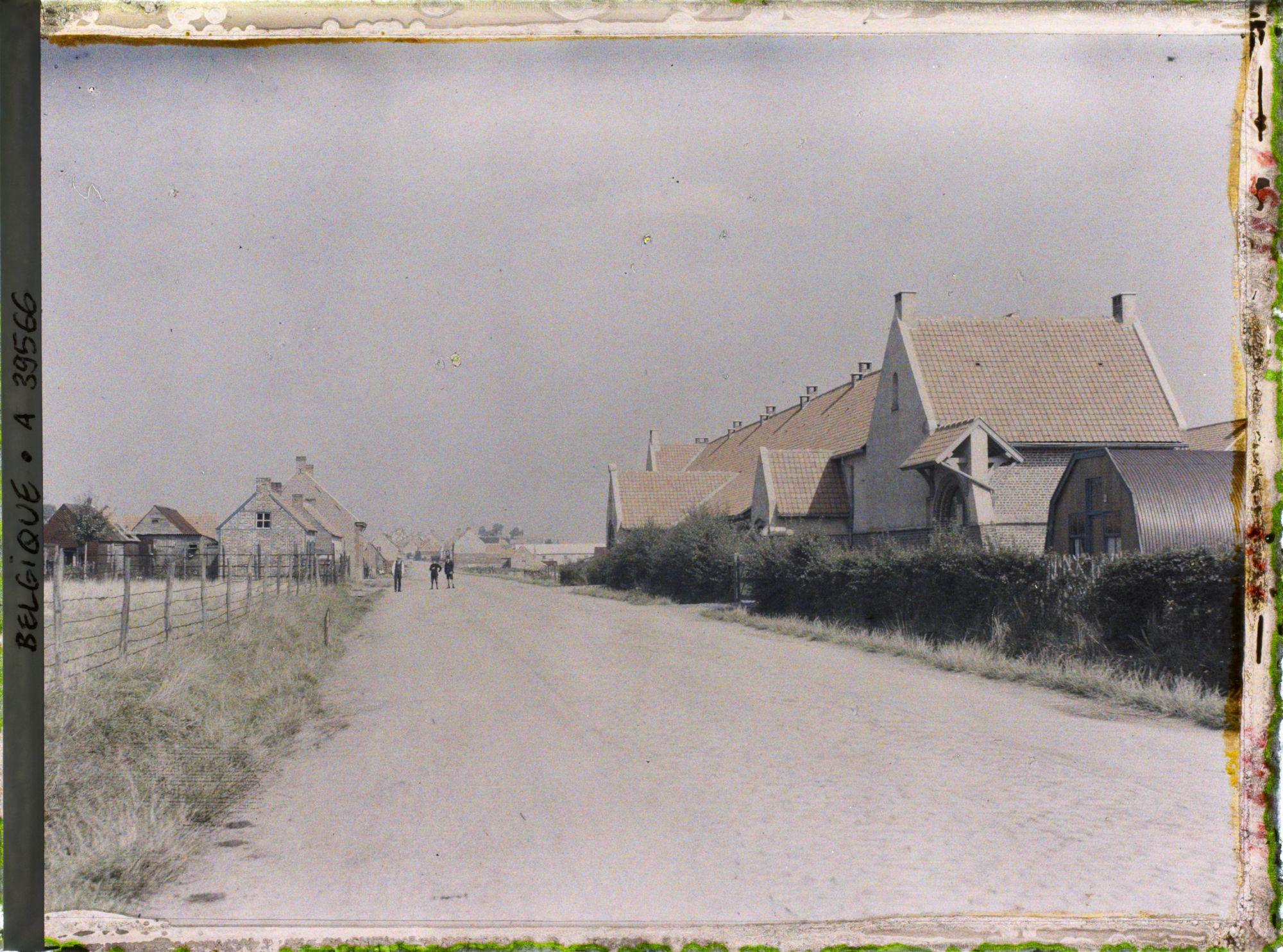 Image représentant Belgique, Font d'Houthulst, Ecole reconstruite (filles) et vue sur le Village