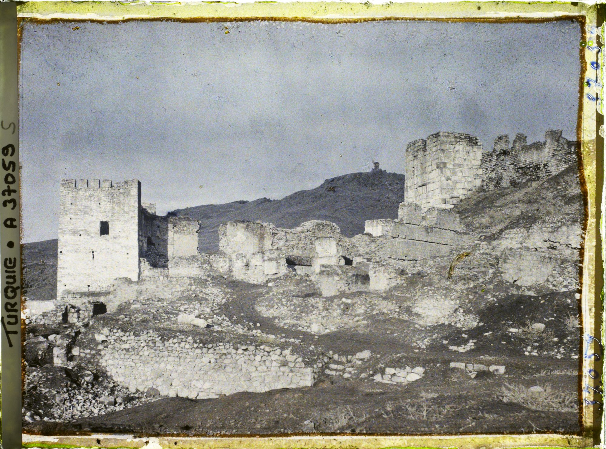 Image représentant Les murailles sud de la citadelle, la double enceinte vue de profil (Au fond, l'Observatoire de ?)
