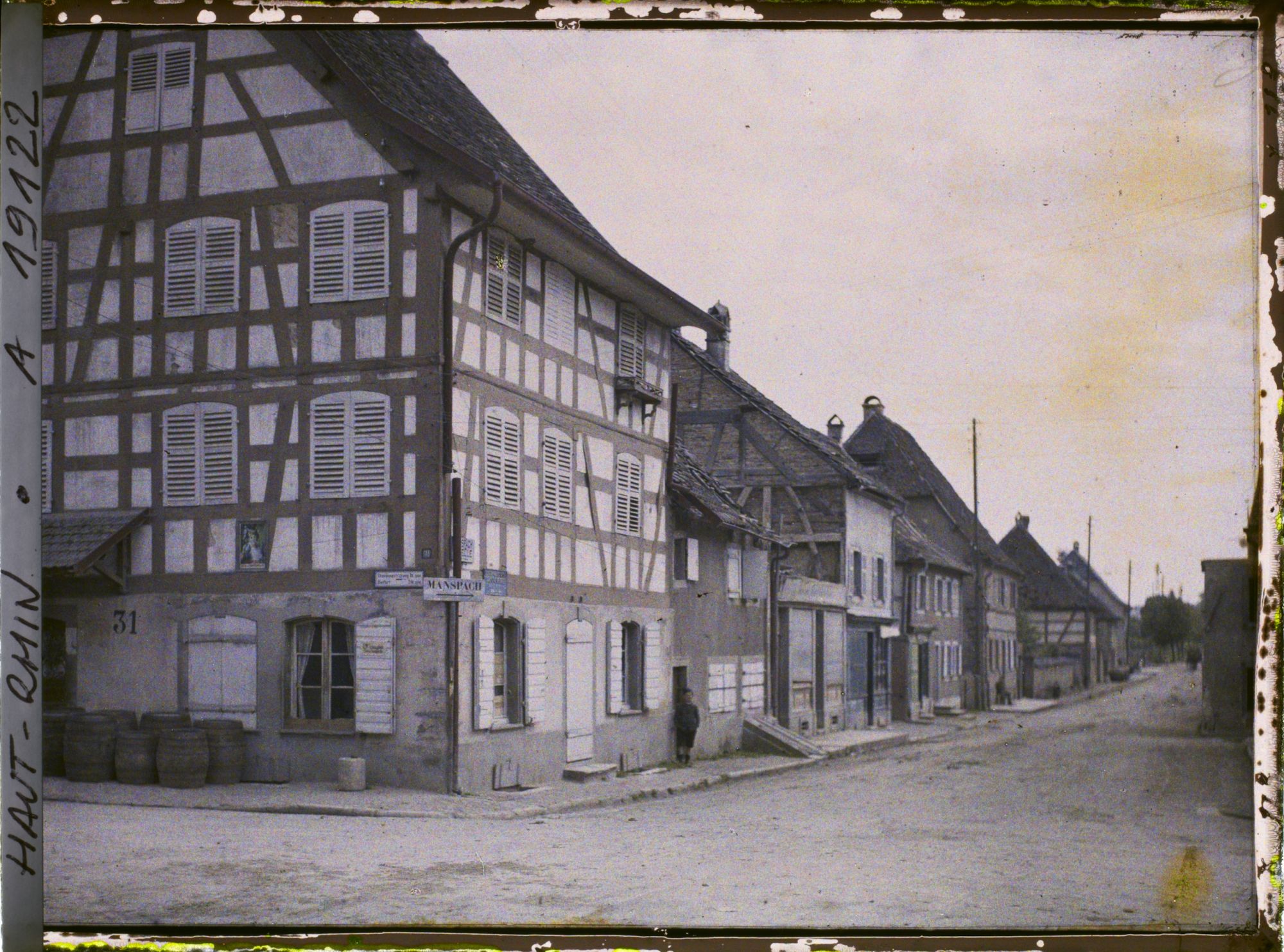 Image représentant France , Dannemarie , Une maison Alsacienne et une rue en enfilade