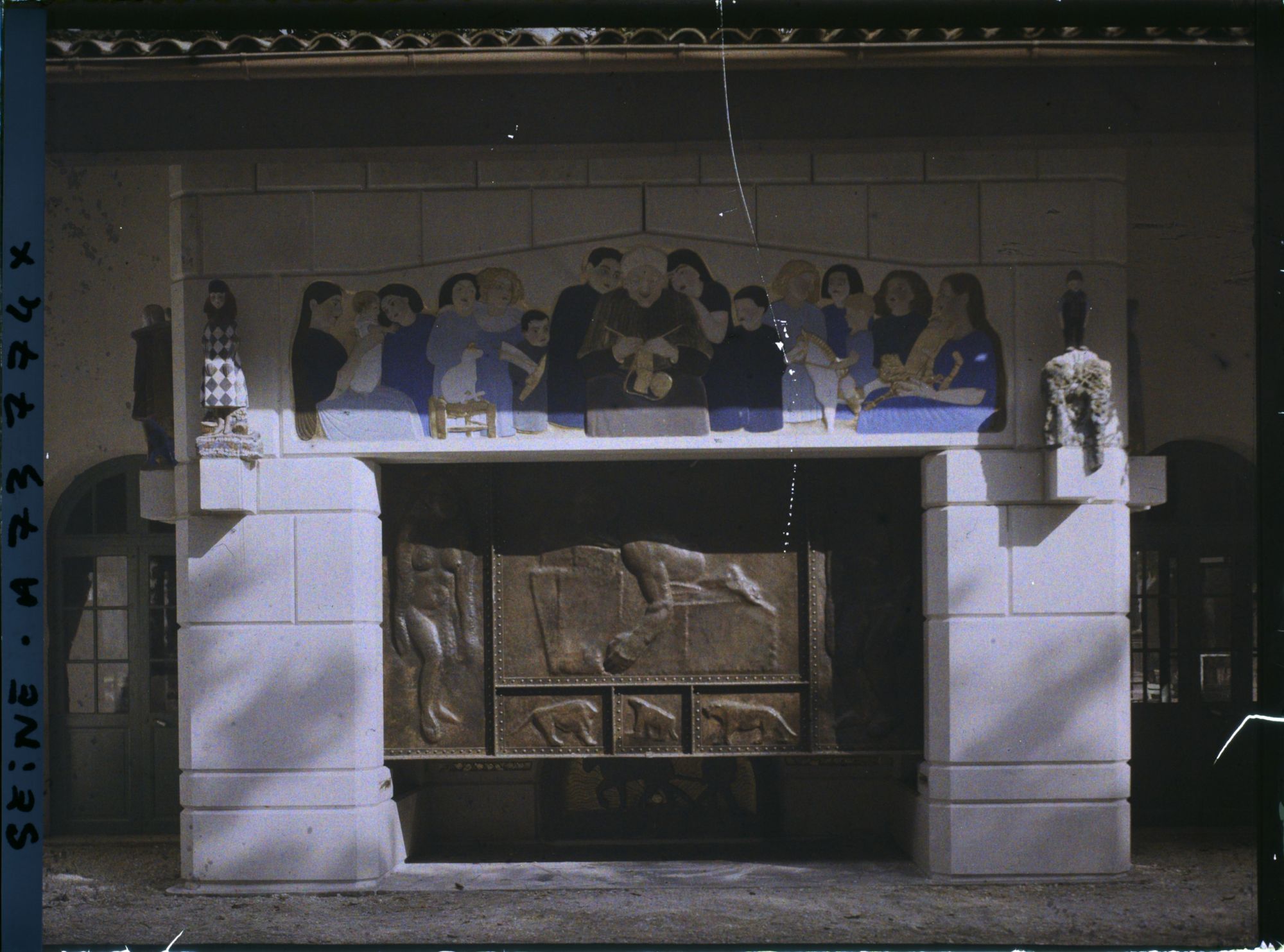 Image représentant L'Exposition des arts décoratifs, Pavillon de la Provence, sur le cours la Reine, Dans la cour du mas, cheminée de Dardé