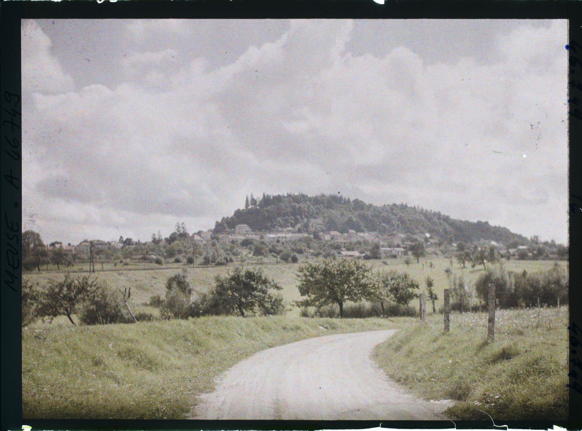 Image représentant France, Clermont en Argonne (Meuse), Clermont vu de la route d'Aubreville