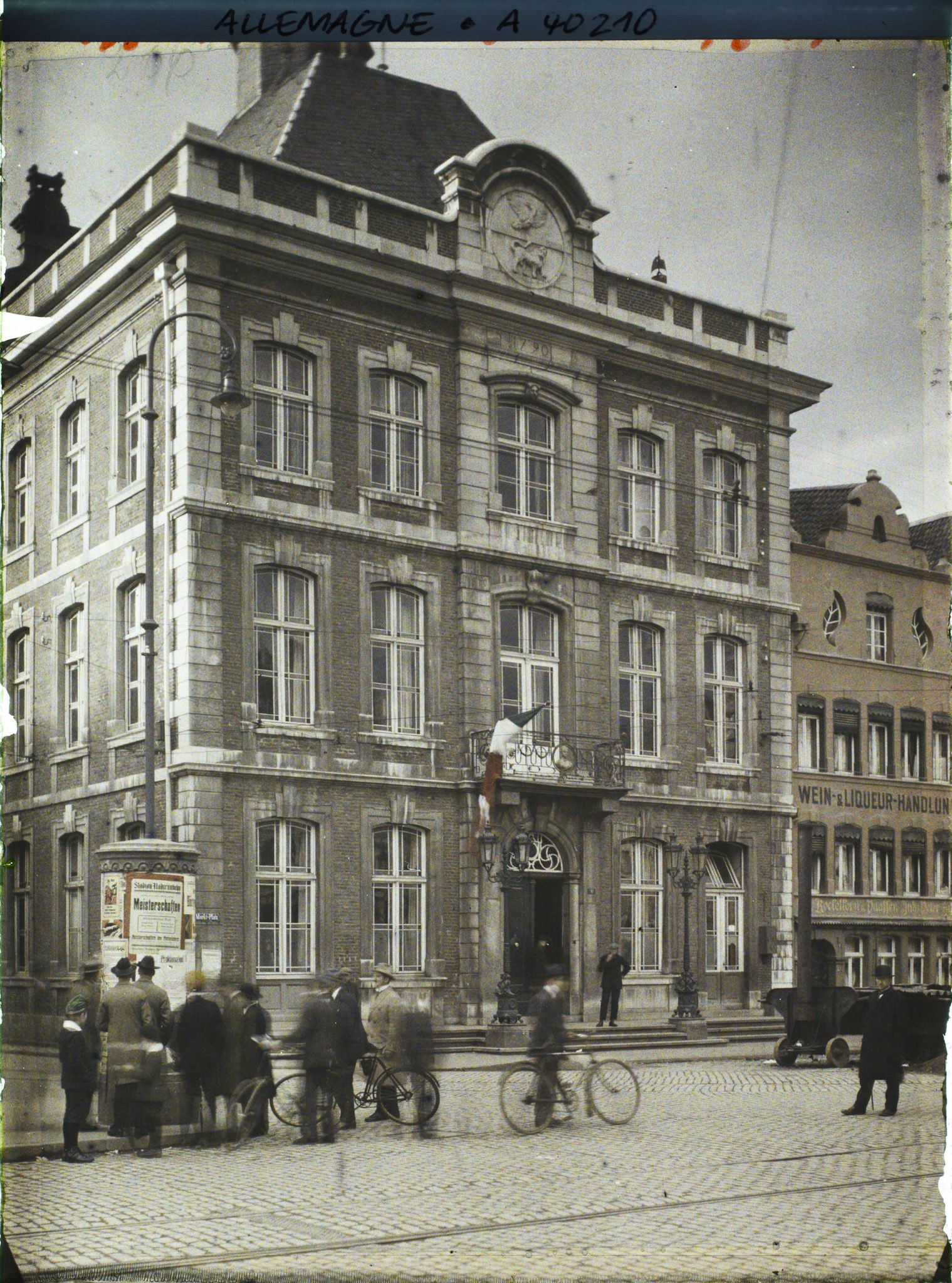 Image représentant Prusse, Düren, Hôtel de Ville avec drapeau Rhénan