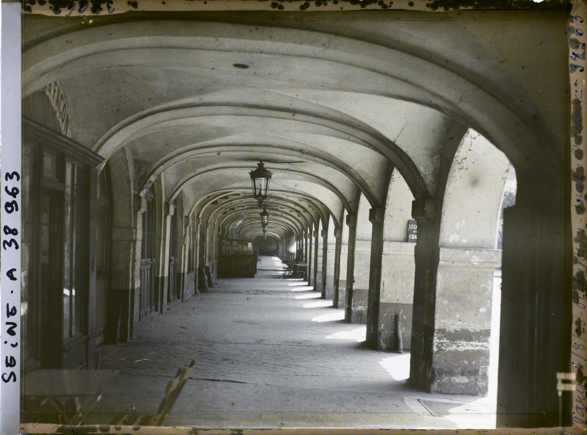 Image représentant Les arcades de la place des Vosges