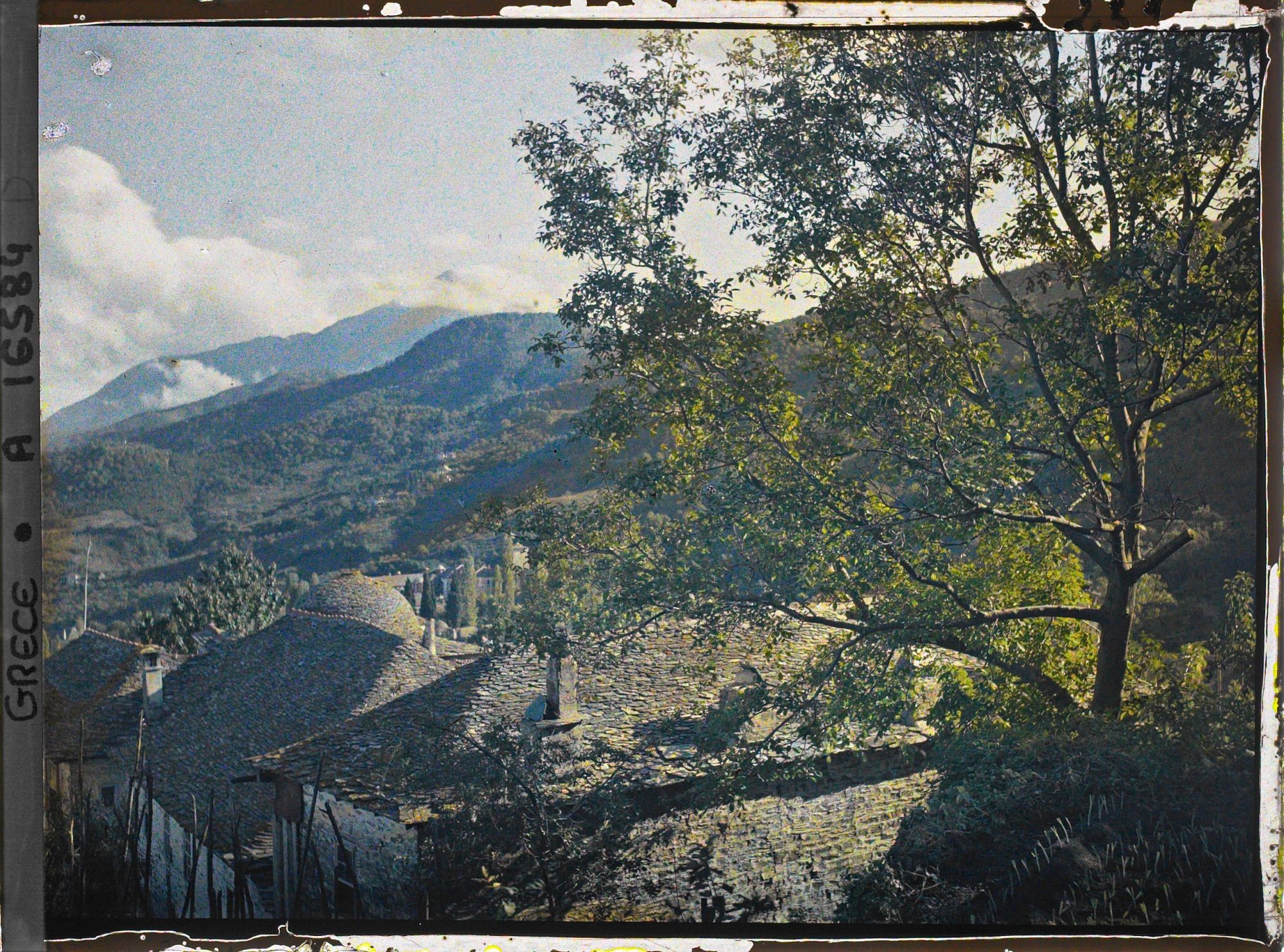 Image représentant Turquie, Kariès, Une rue de Kariès et le Mont Athos