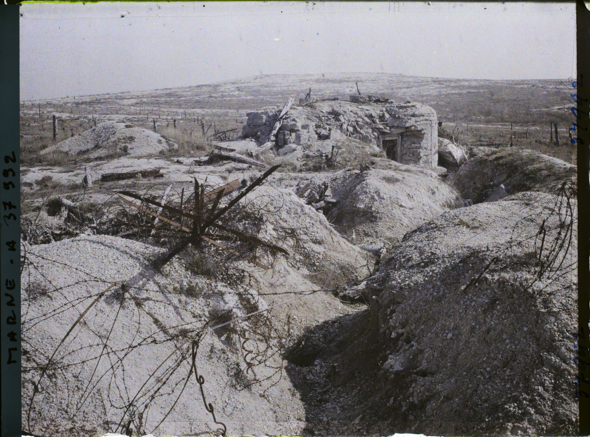 Image représentant France, Mont Cornillet, Tranchée, abri de mitrailleuses et Mont Haut (Pente Sud)