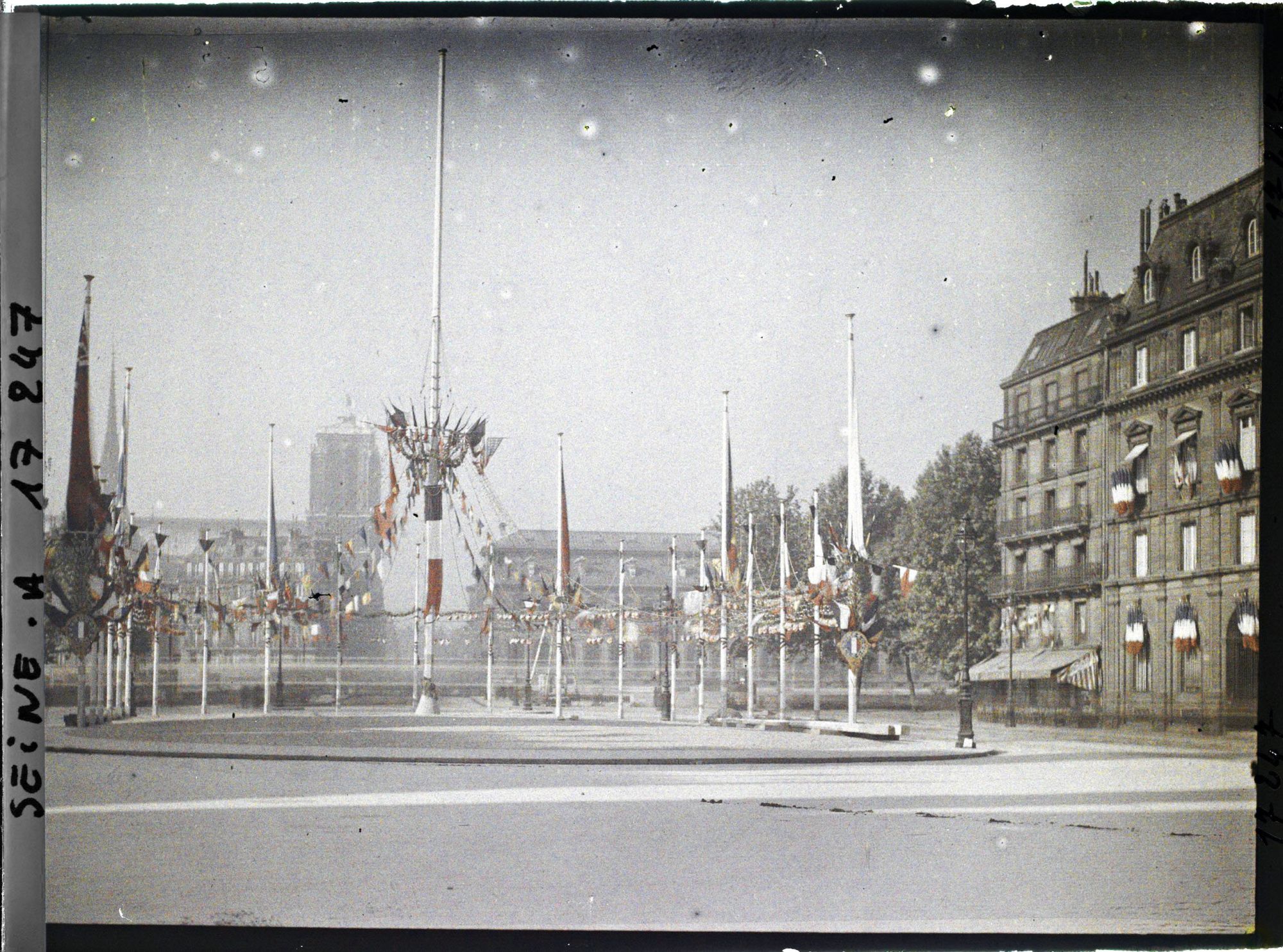 Image représentant La place de l'Hôtel de Ville décorée pour les fêtes de la Victoire des 13 et 14 juillet