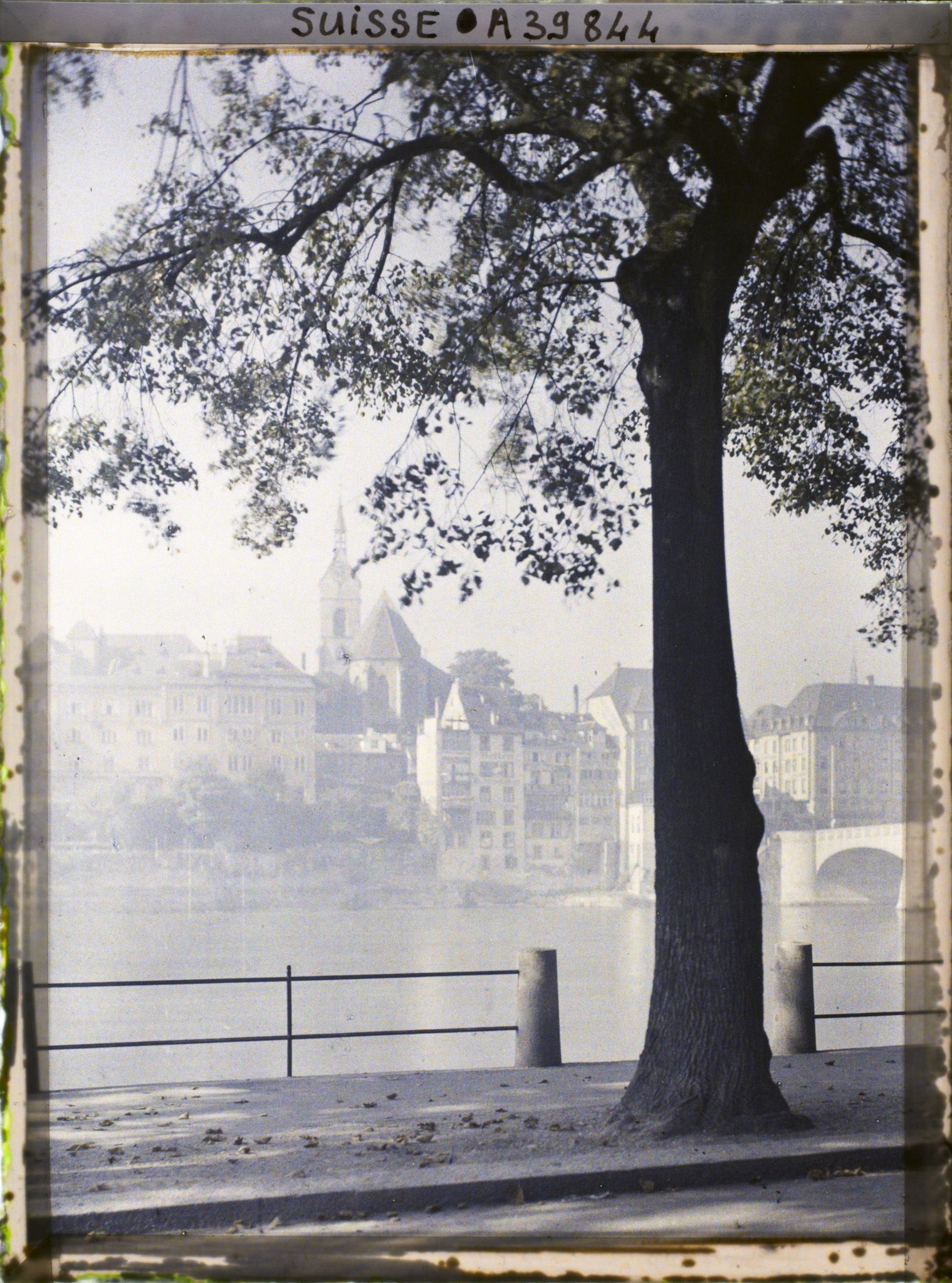 Image représentant Le Rhin, le pont du Milieu et l'église Saint-Martin