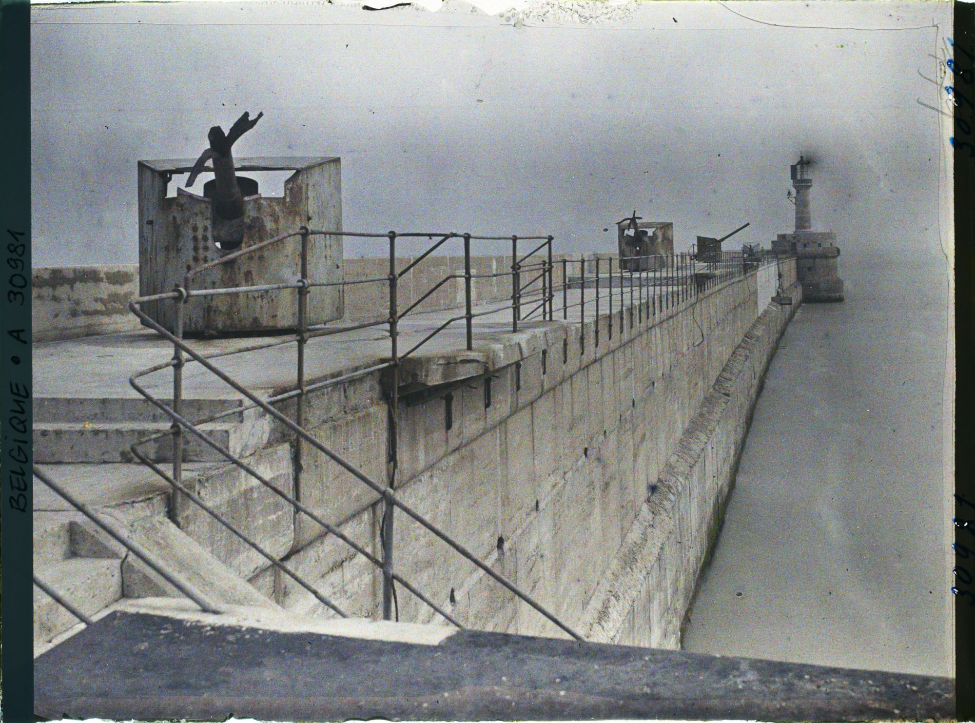 Image représentant Belgique, Zeebrugge, Défenses de l'extrémité du môle