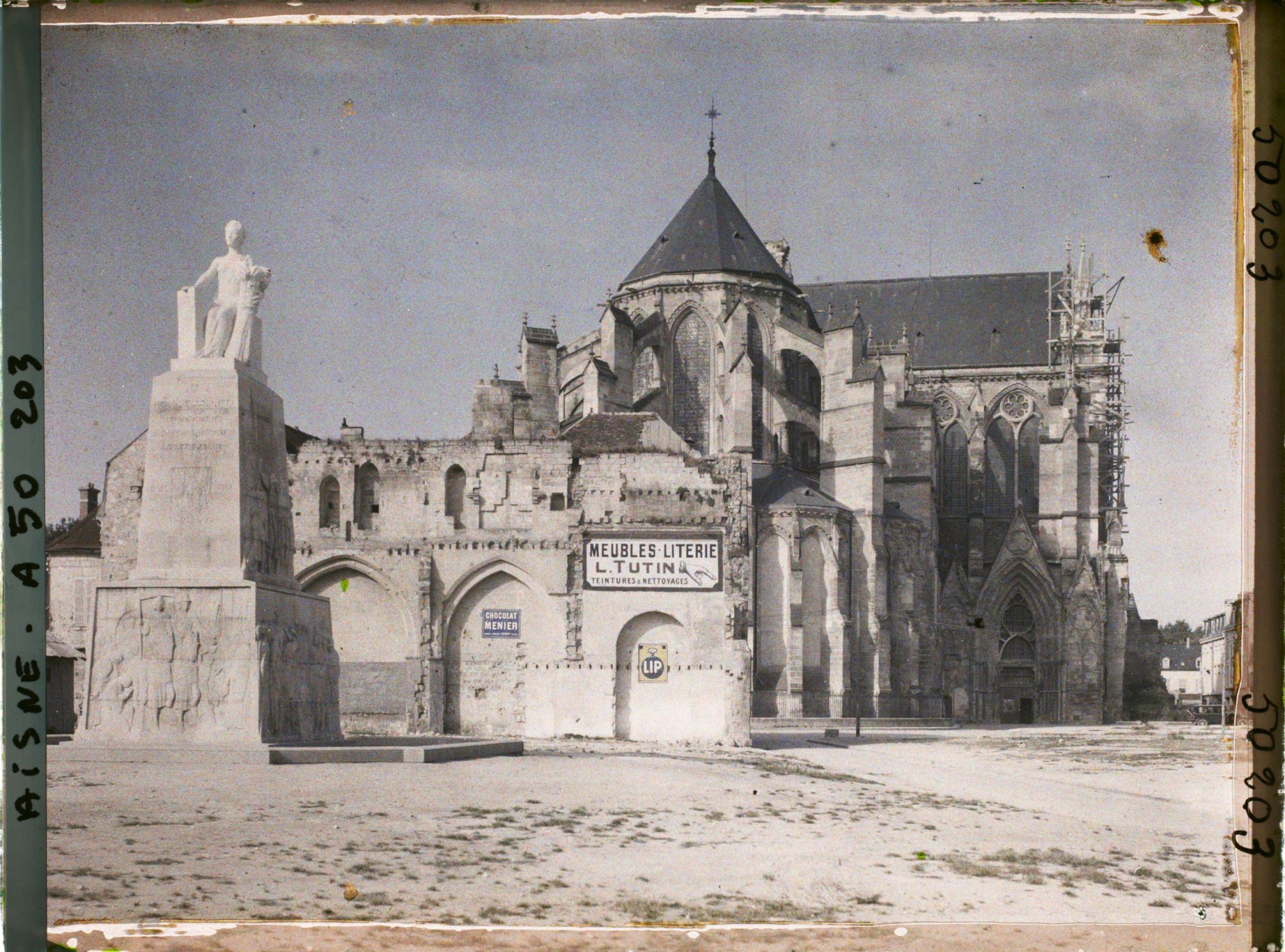 Image représentant France, Soissons, Abside Cathédrale et Monumt aux Morts