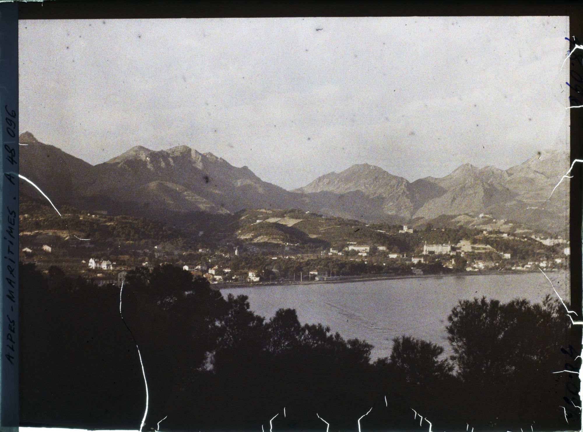 Image représentant Panorama du littoral en direction de Menton et de l'arrière-pays, vu depuis le cap Martin