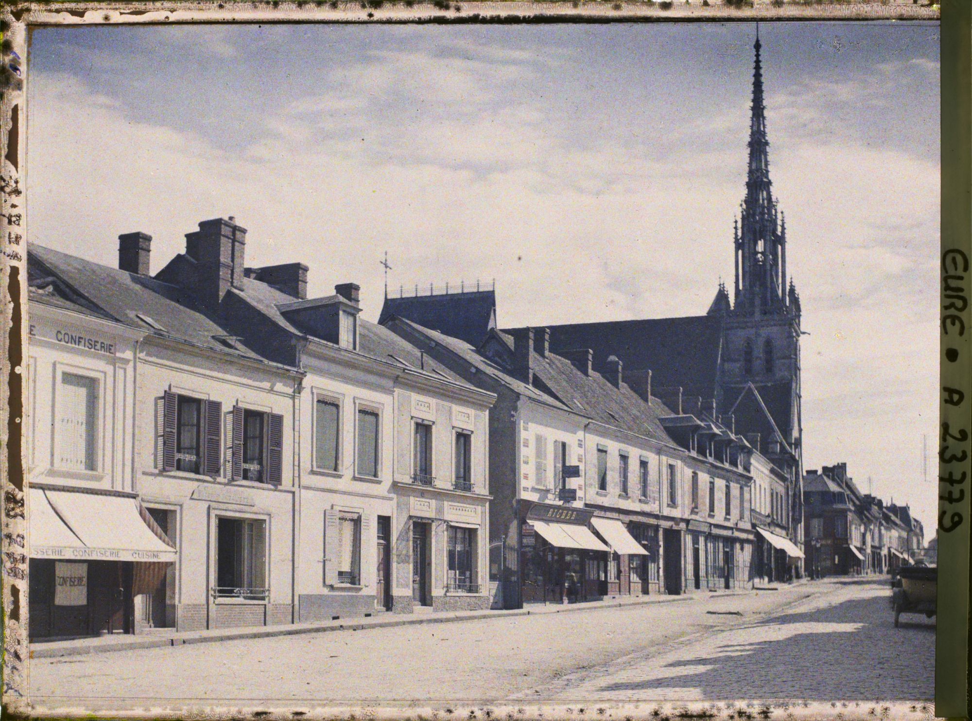 Image représentant La rue Sainte-Foy et l'église, vue prise de la place