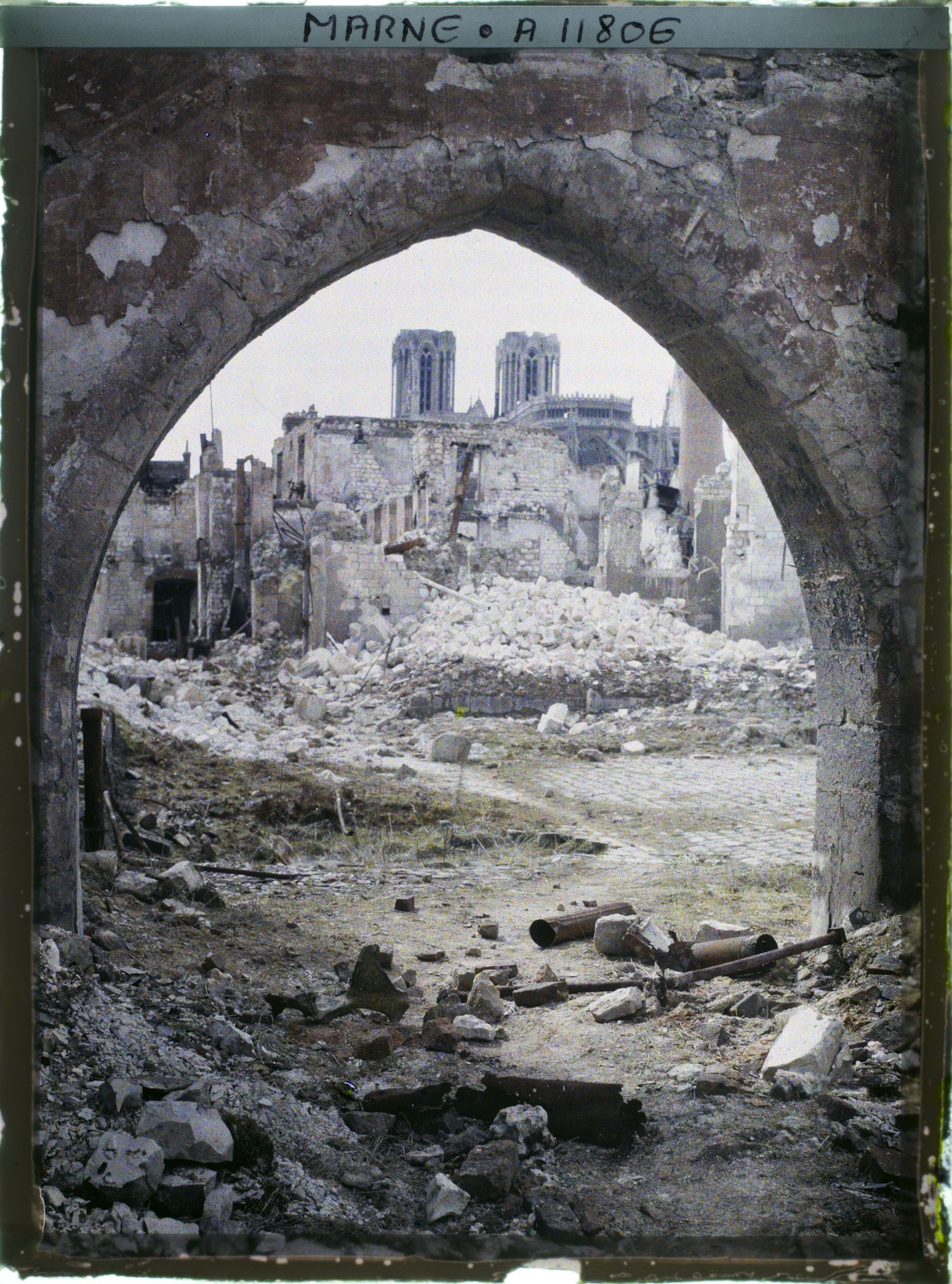 Image représentant France, Reims, Cloître des Cordeliers, Contre-Jour