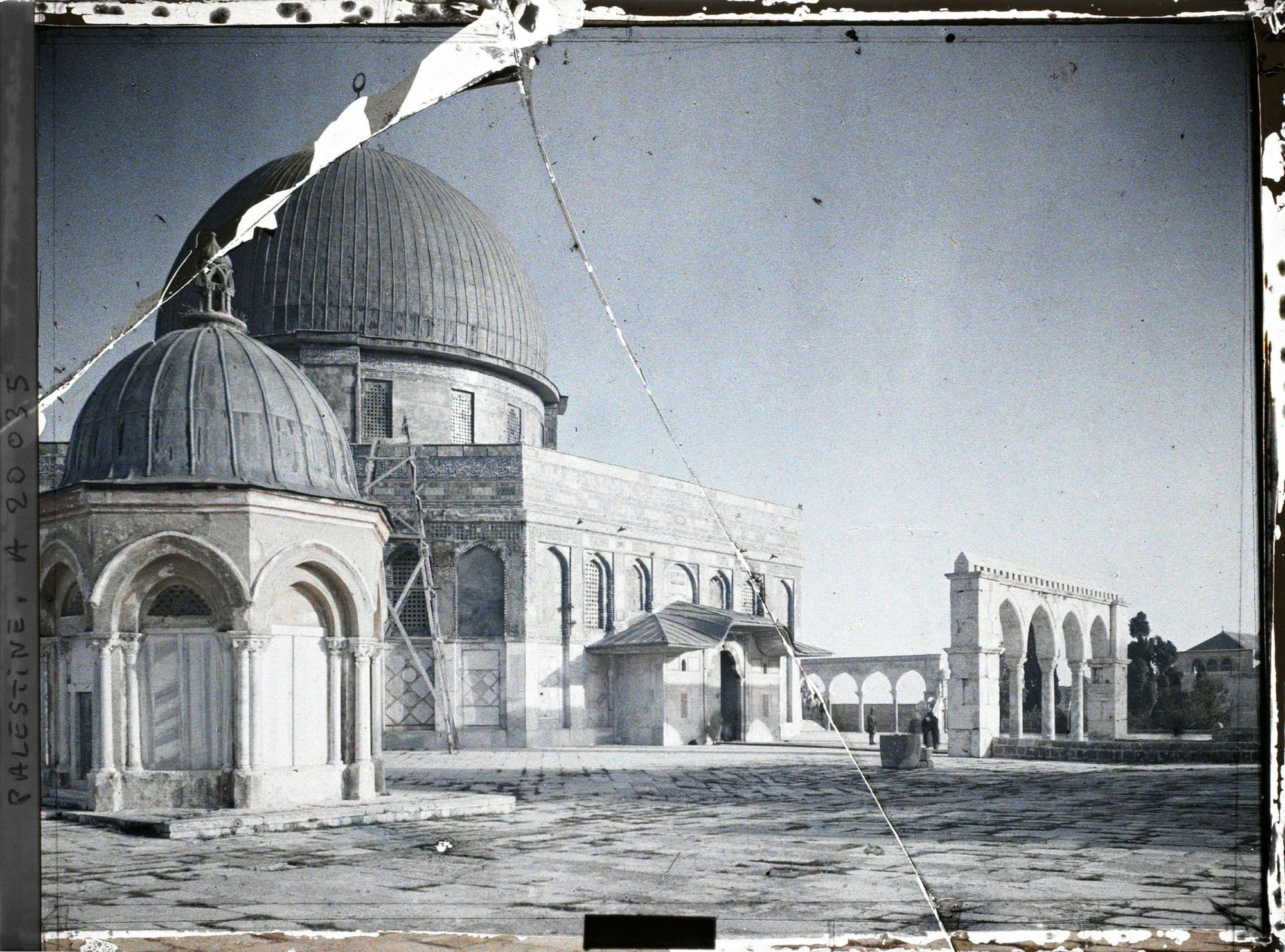 Image représentant Vue rapprochée du Dôme du Rocher (Qubbat al Sakhra) depuis l'ouest