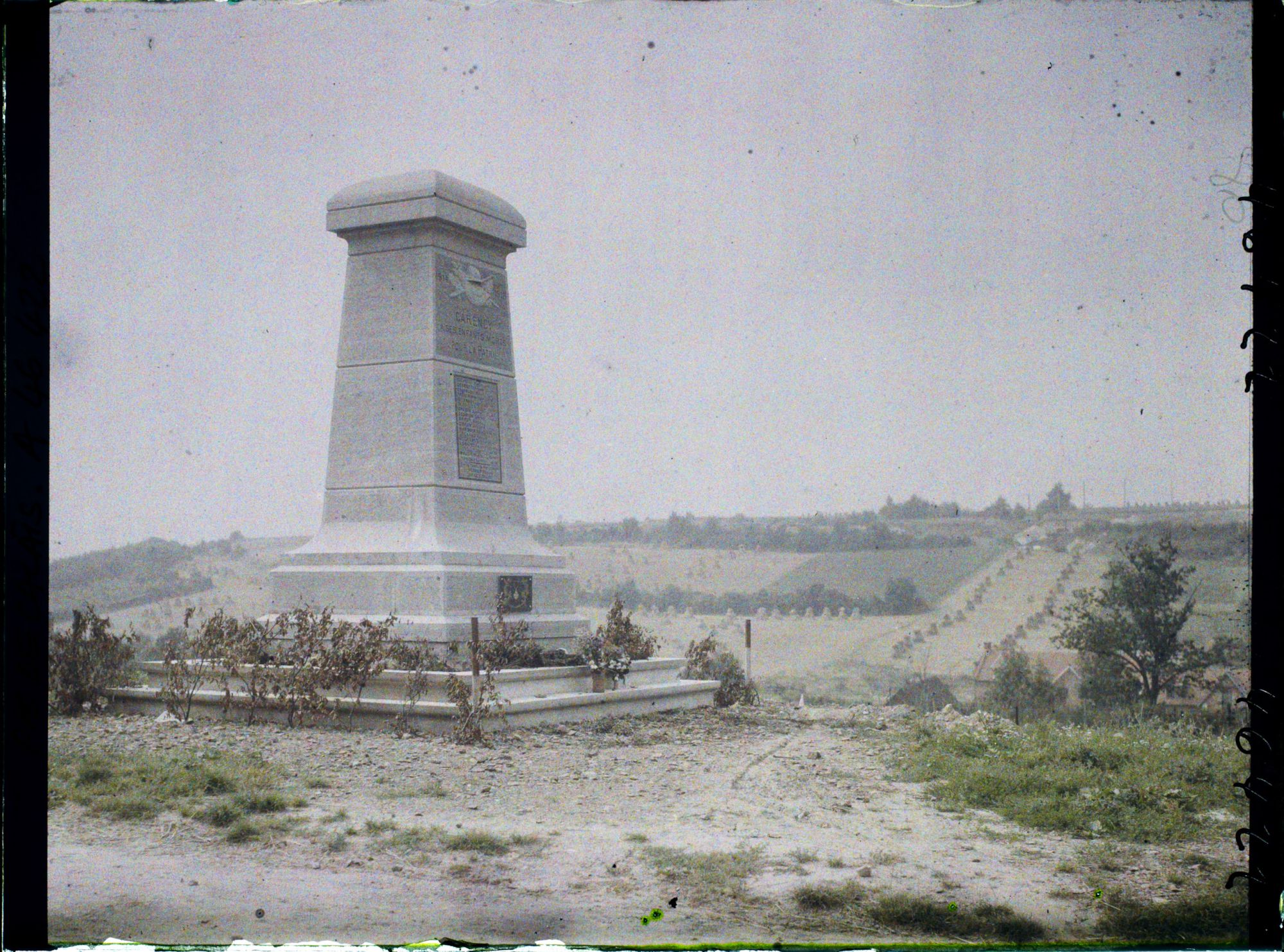 Image représentant France, Carency, Monumt aux Morts dans la brume