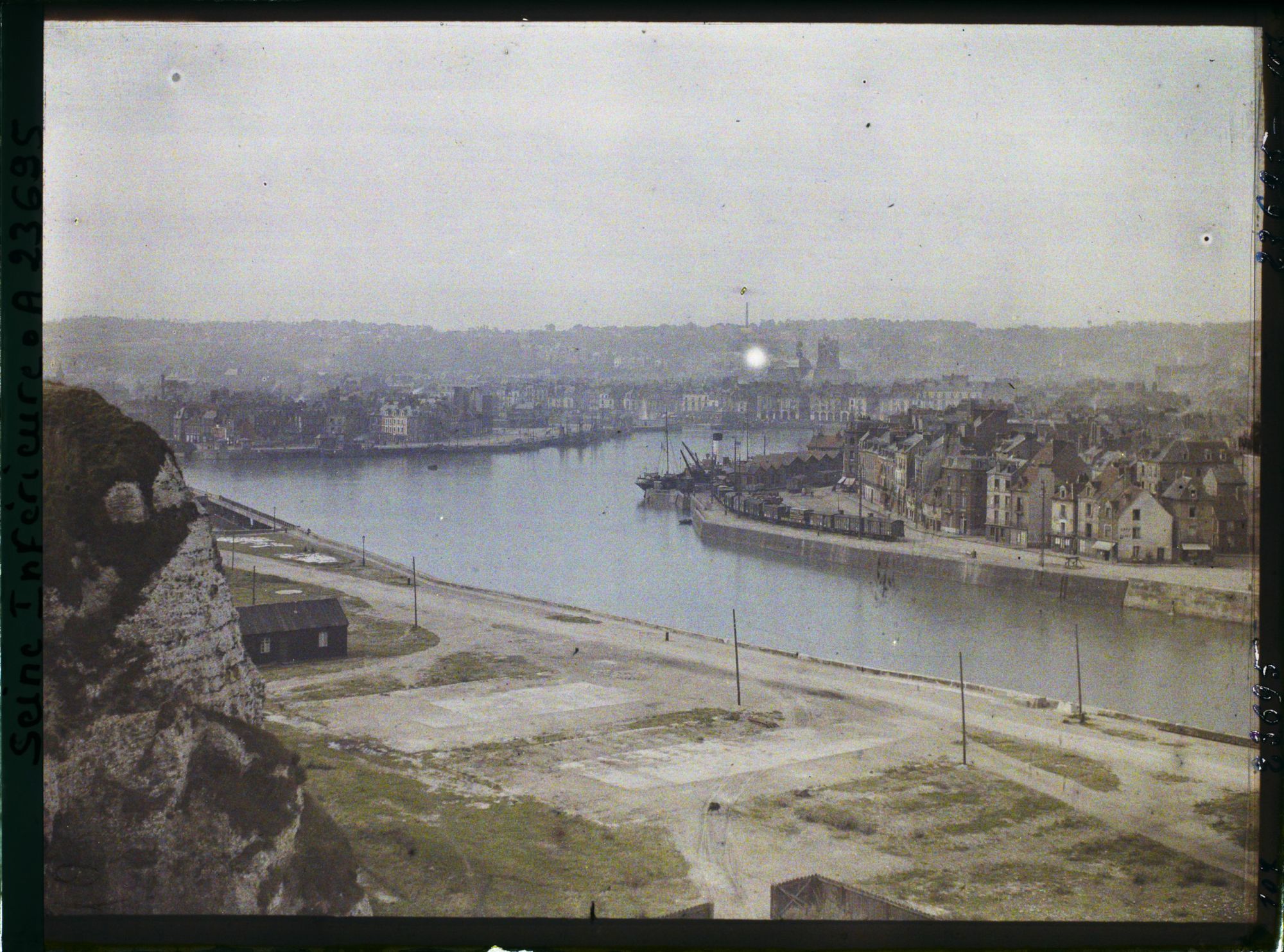 Image représentant L'Avant Port vu des falaises de Notre-Dame-de-Bonsecours