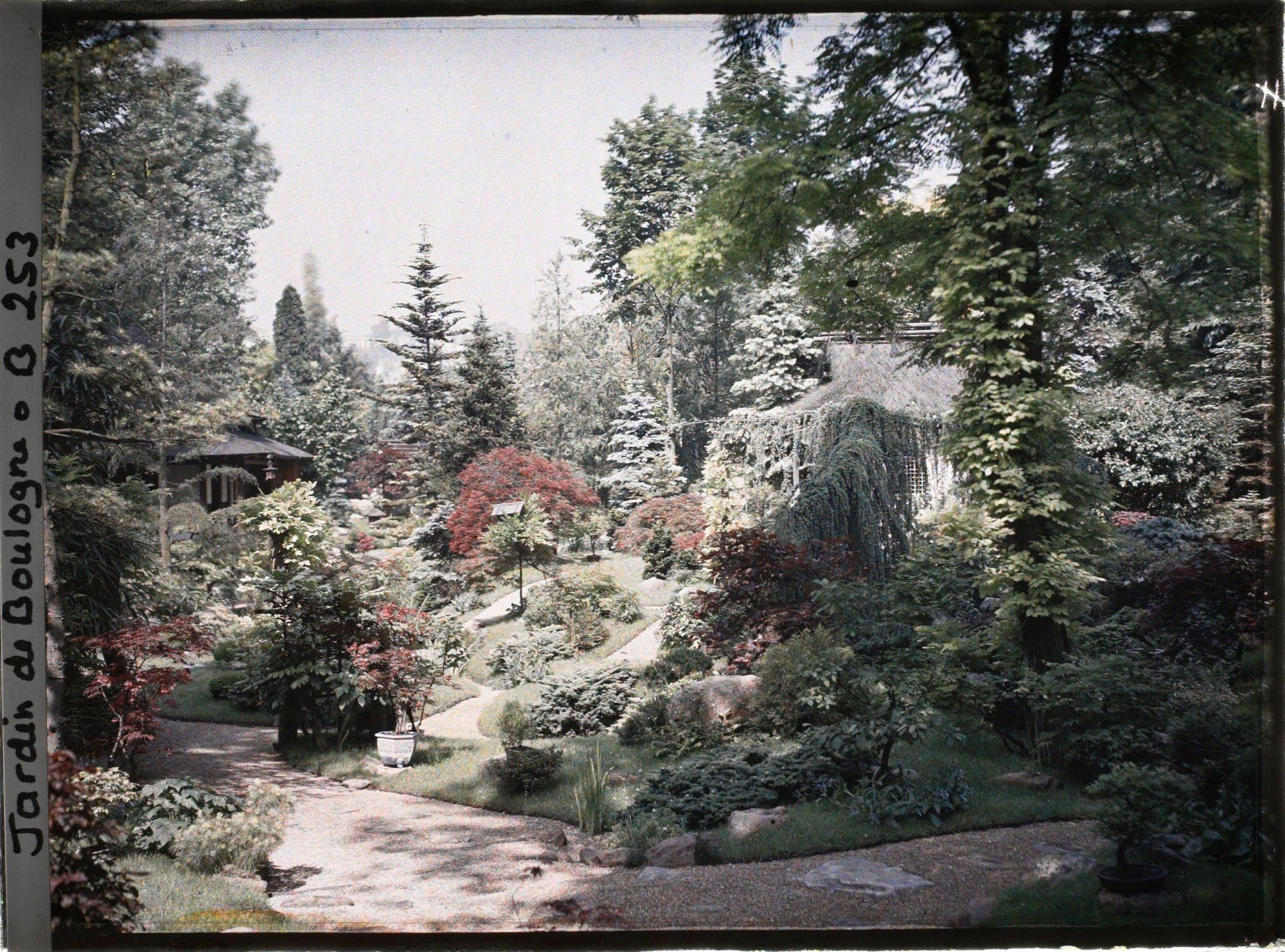 Image représentant Le " village japonais " vu depuis un croisement d'allées, proche de son entrée côté jardin anglais