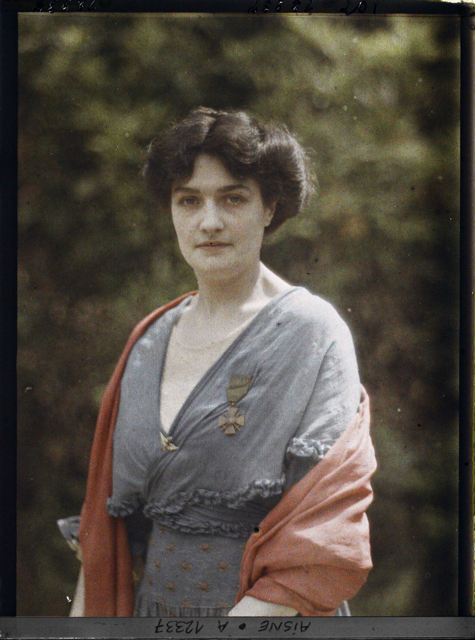 Image représentant Madame Mireille Andrieu, l'épouse du sous-préfet, décorée de la croix de guerre