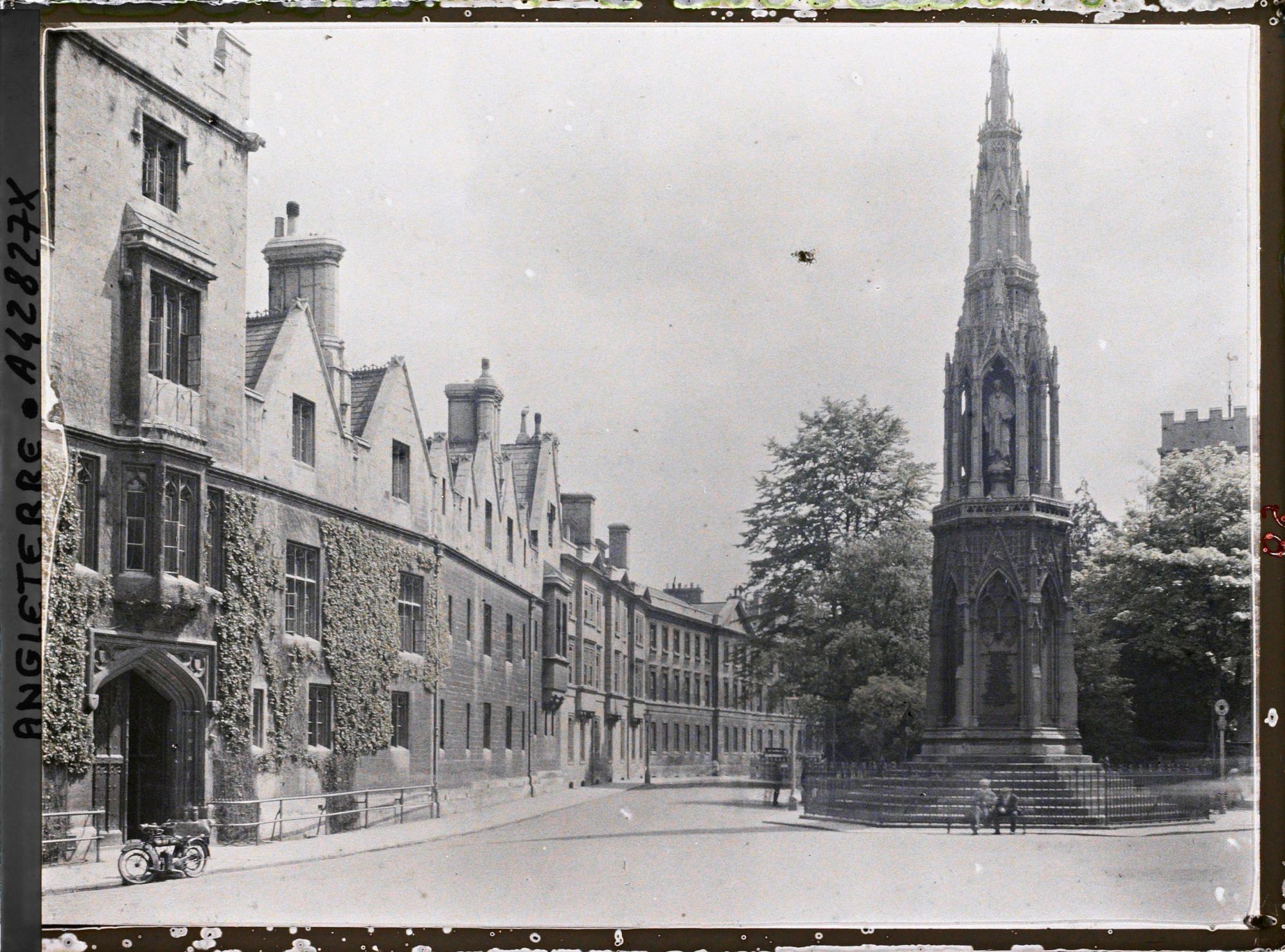 Image représentant L'entrée du Balliol College près du monument aux évêques sur St Giles street
